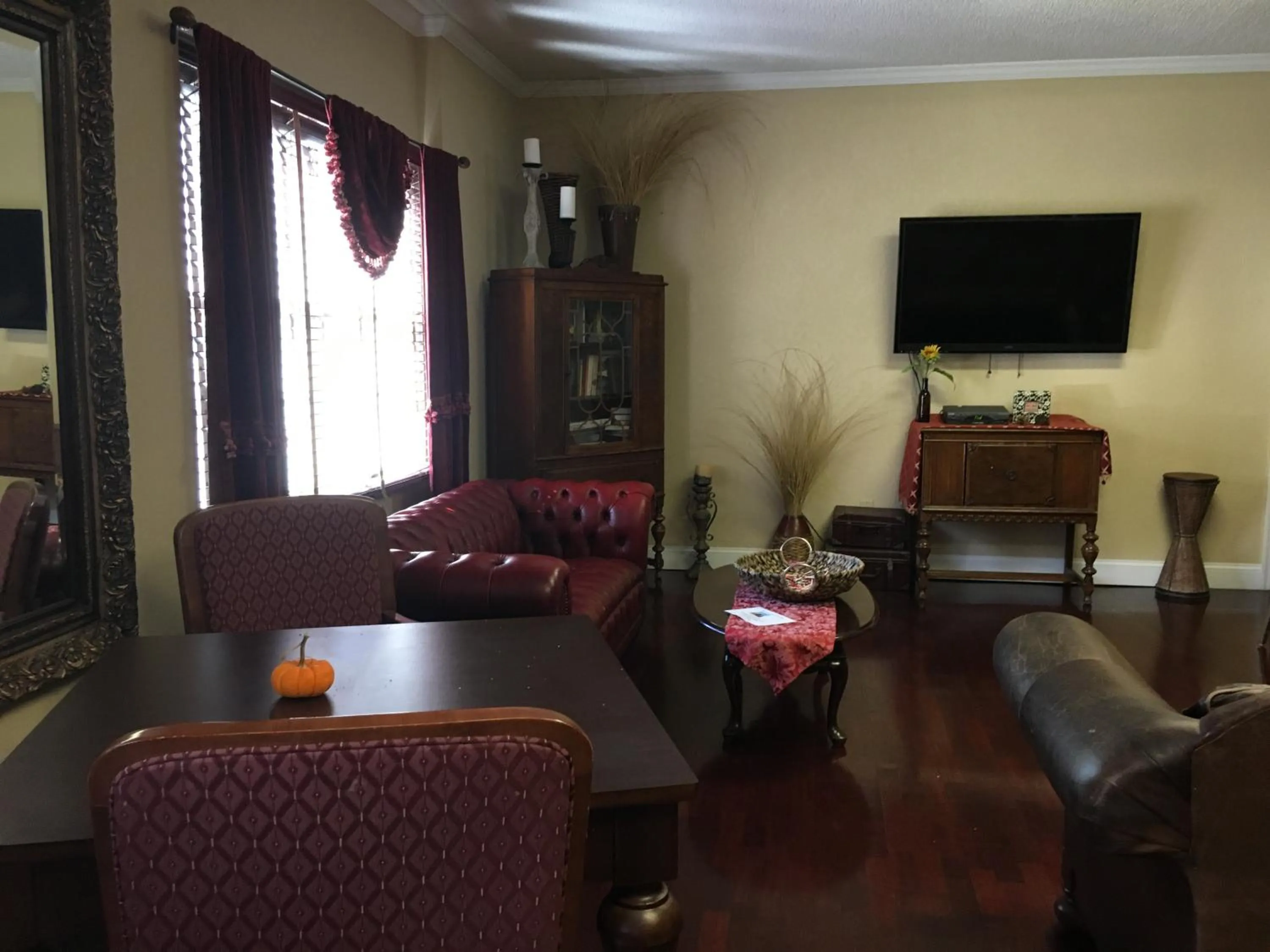 Communal lounge/ TV room in Colts Neck Inn Hotel