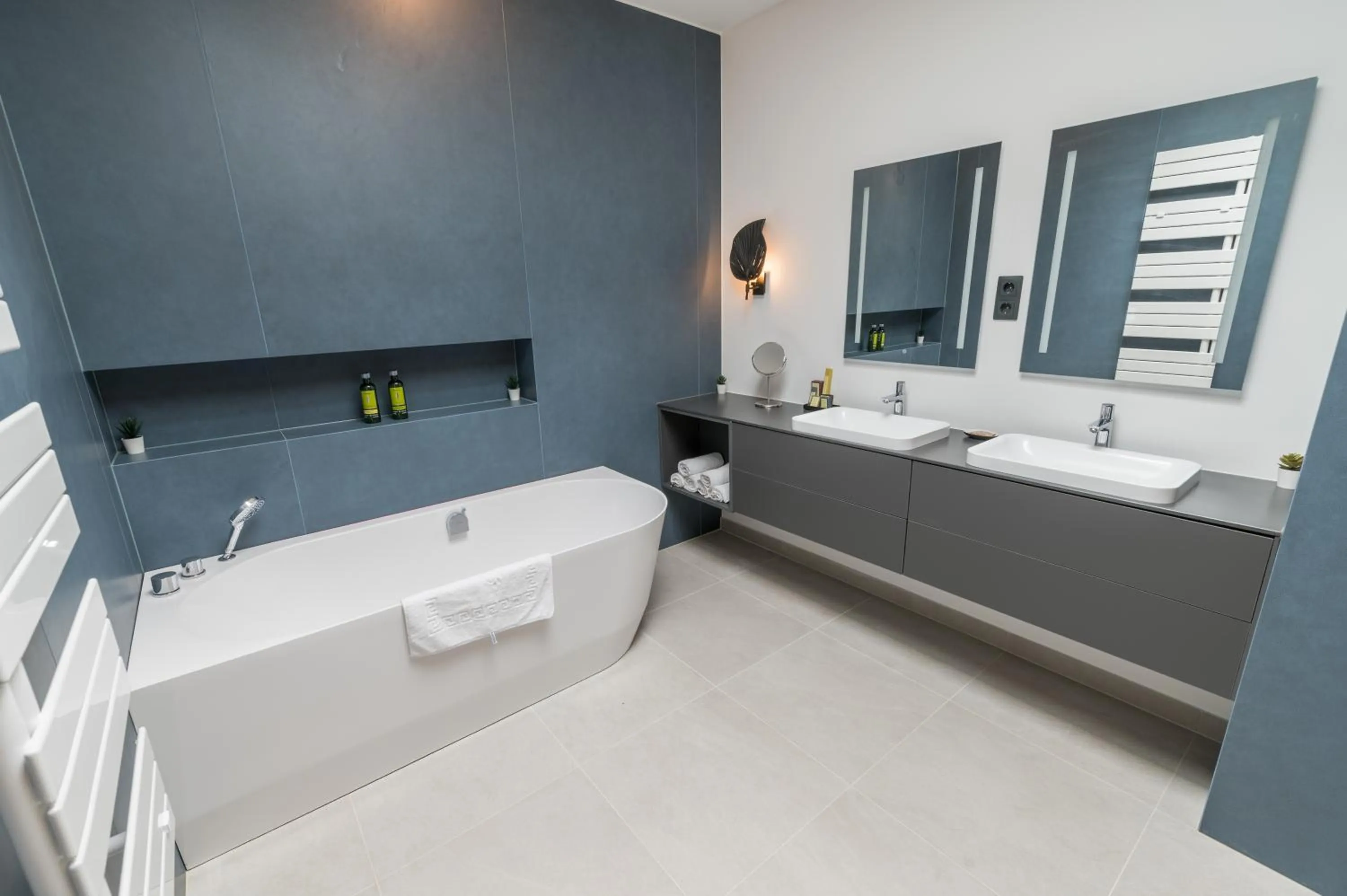 Toilet, Bed in BJ81 Suite Hotel