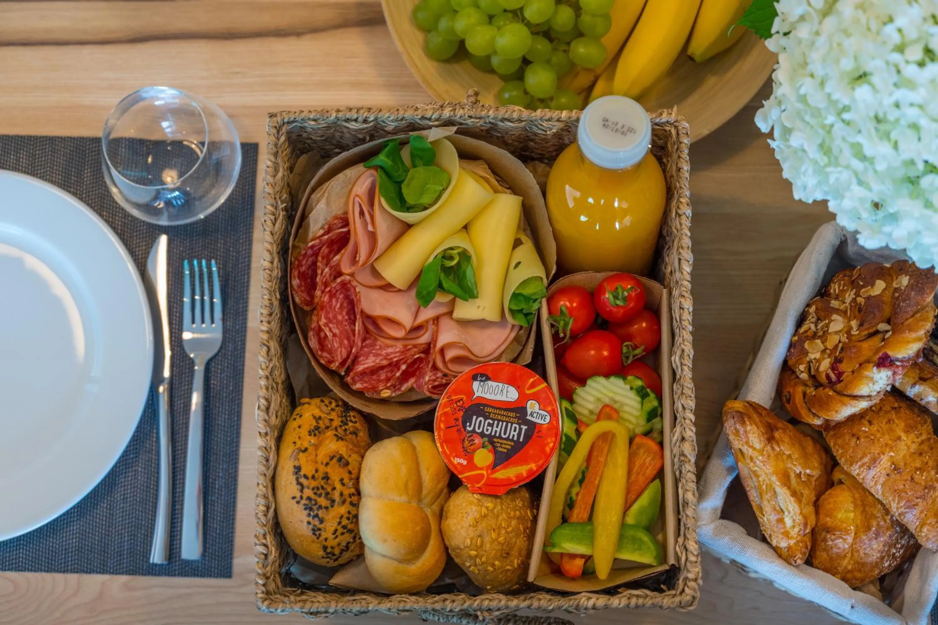 Food and drinks in BJ81 Suite Hotel