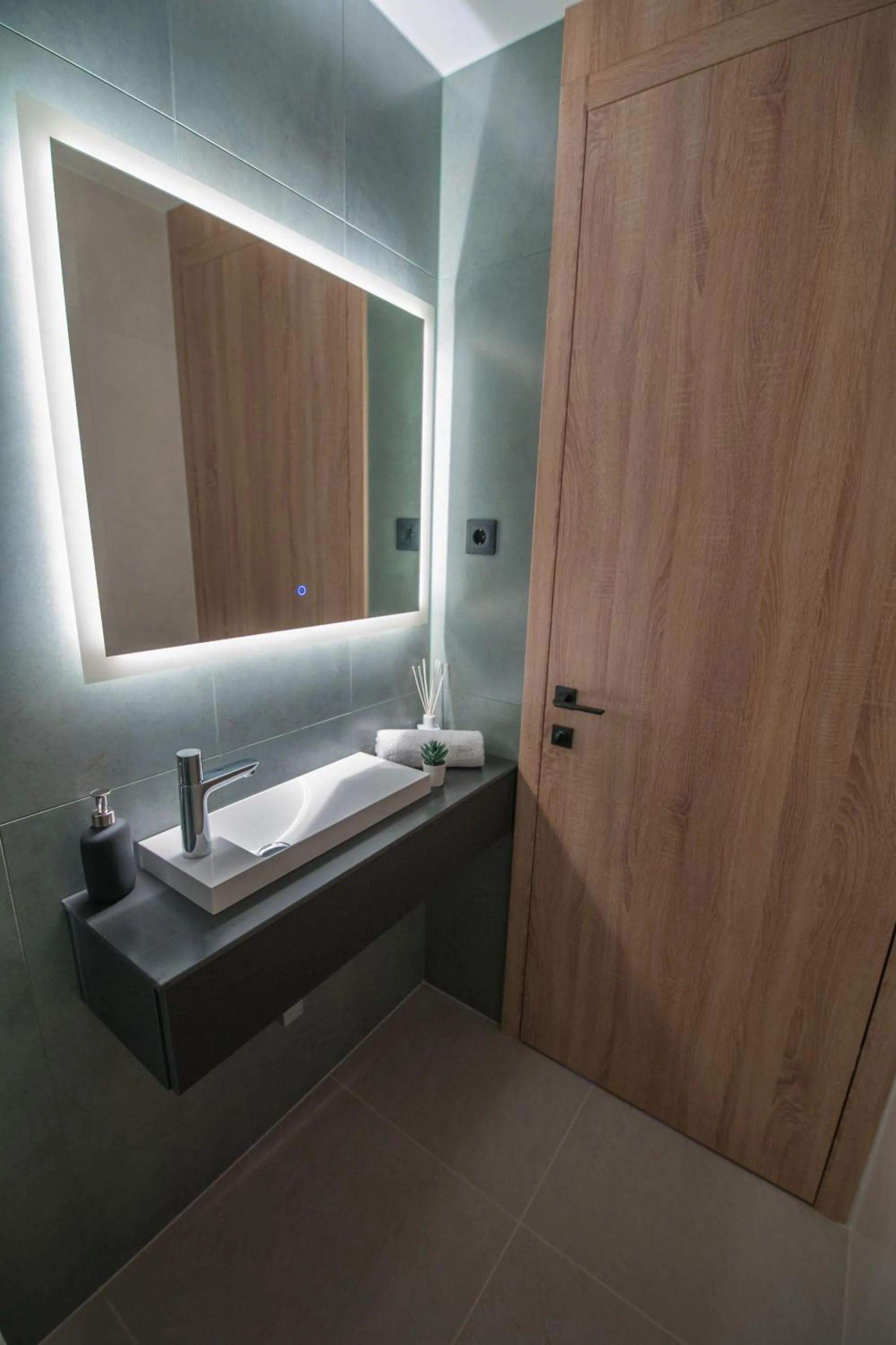 Bathroom, Bed in BJ81 Suite Hotel