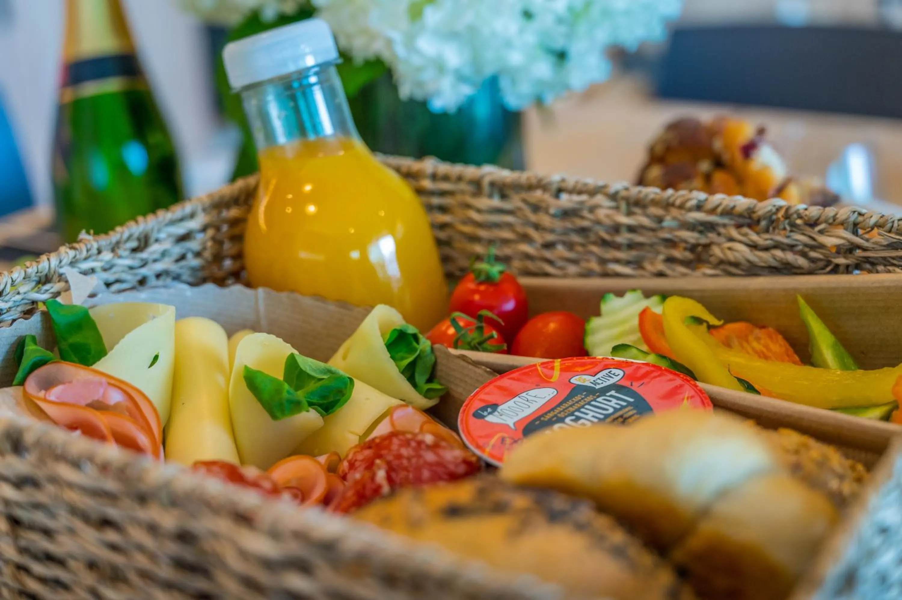Food and drinks in BJ81 Suite Hotel