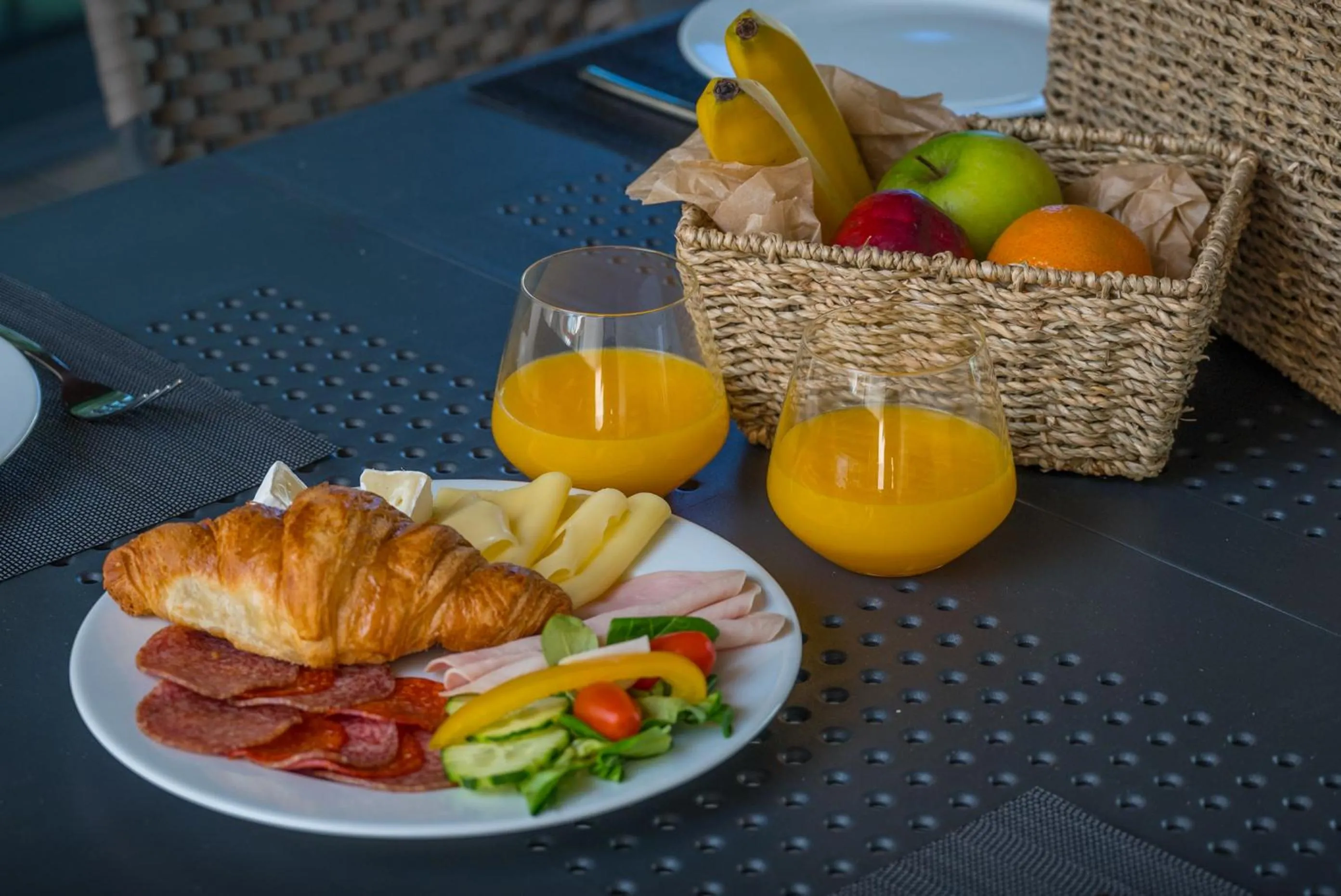 Food and drinks in BJ81 Suite Hotel