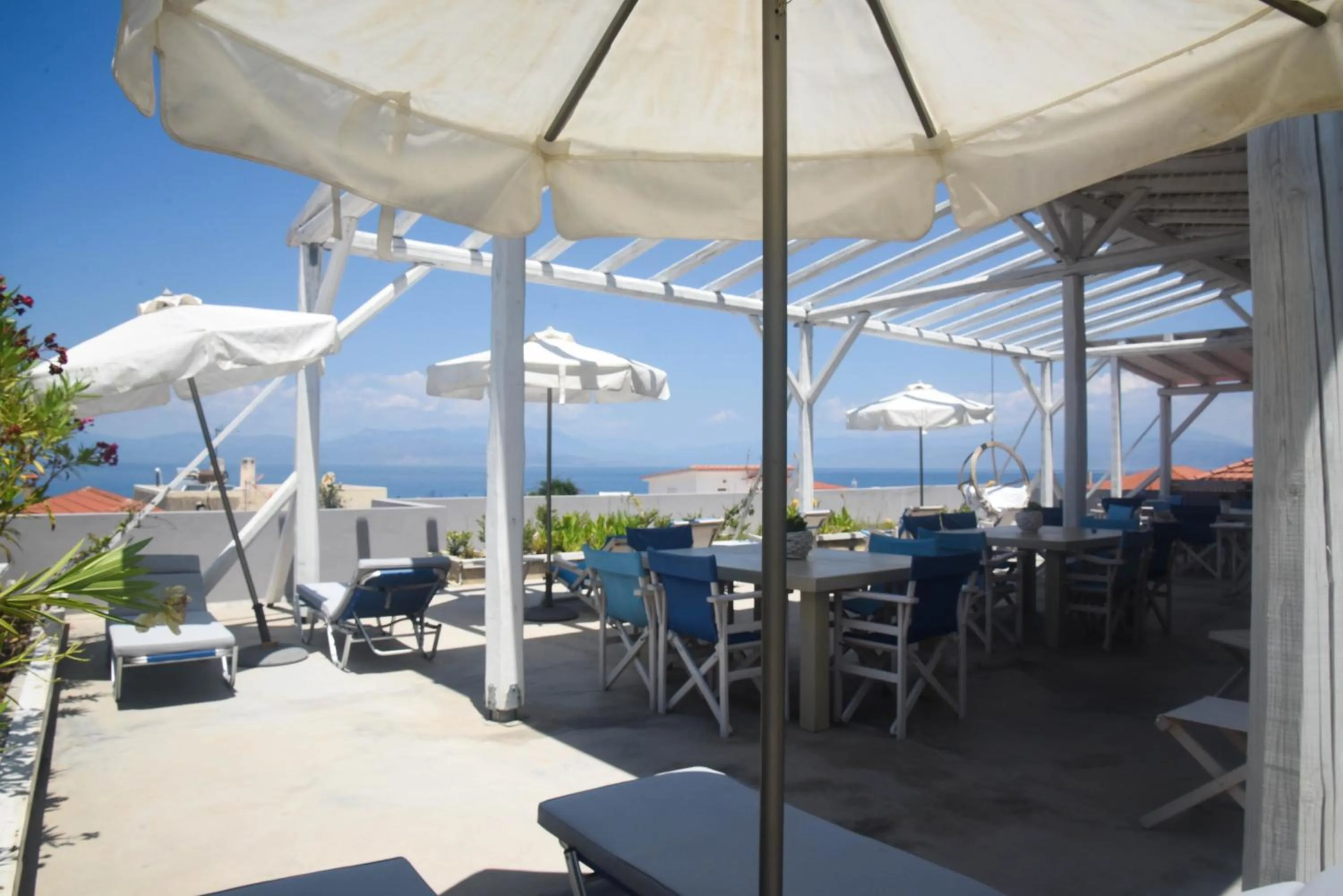 Restaurant/places to eat in Alissachni Luxury Apartments