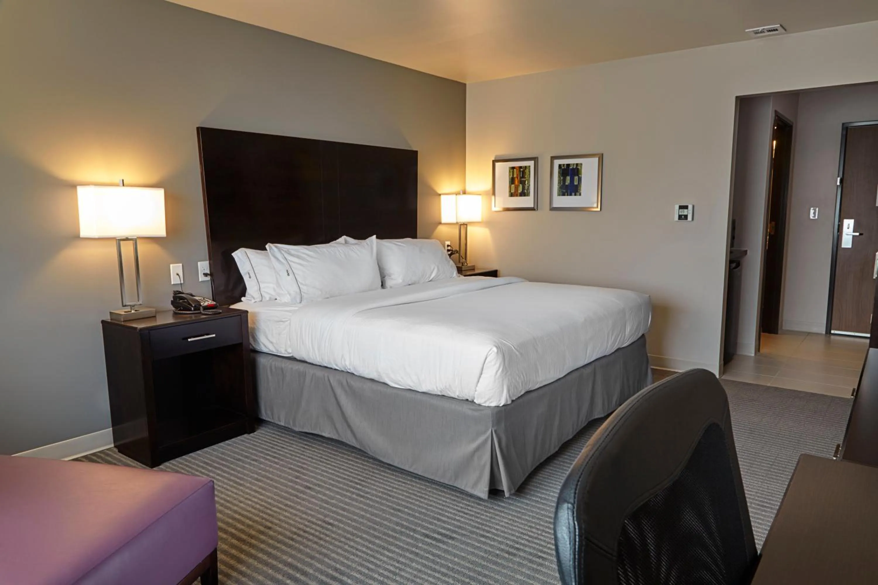 Photo of the whole room, Bed in Holiday Inn Express and Suites Tahlequah by IHG