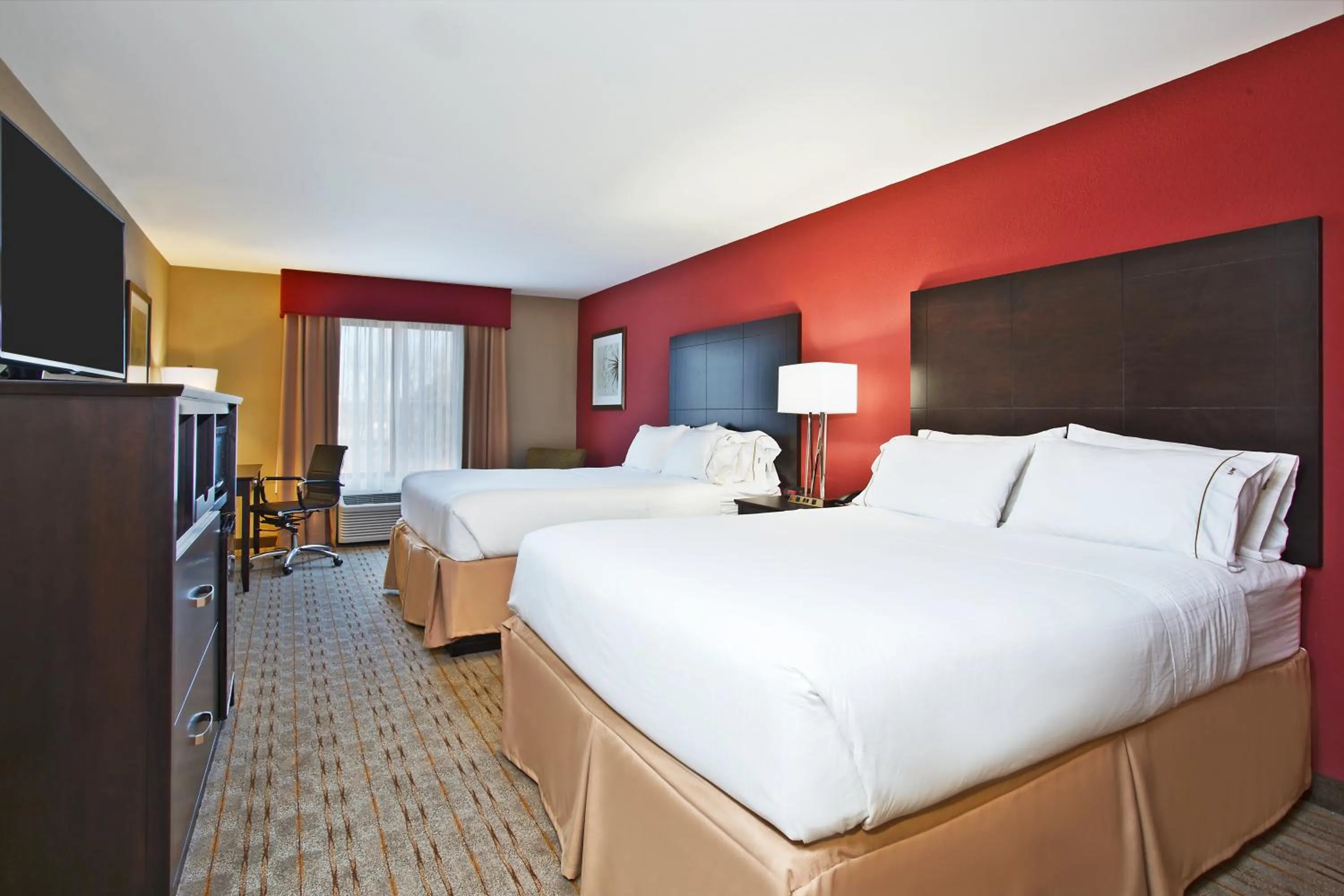 Photo of the whole room, Bed in Holiday Inn Express & Suites Springfield by IHG