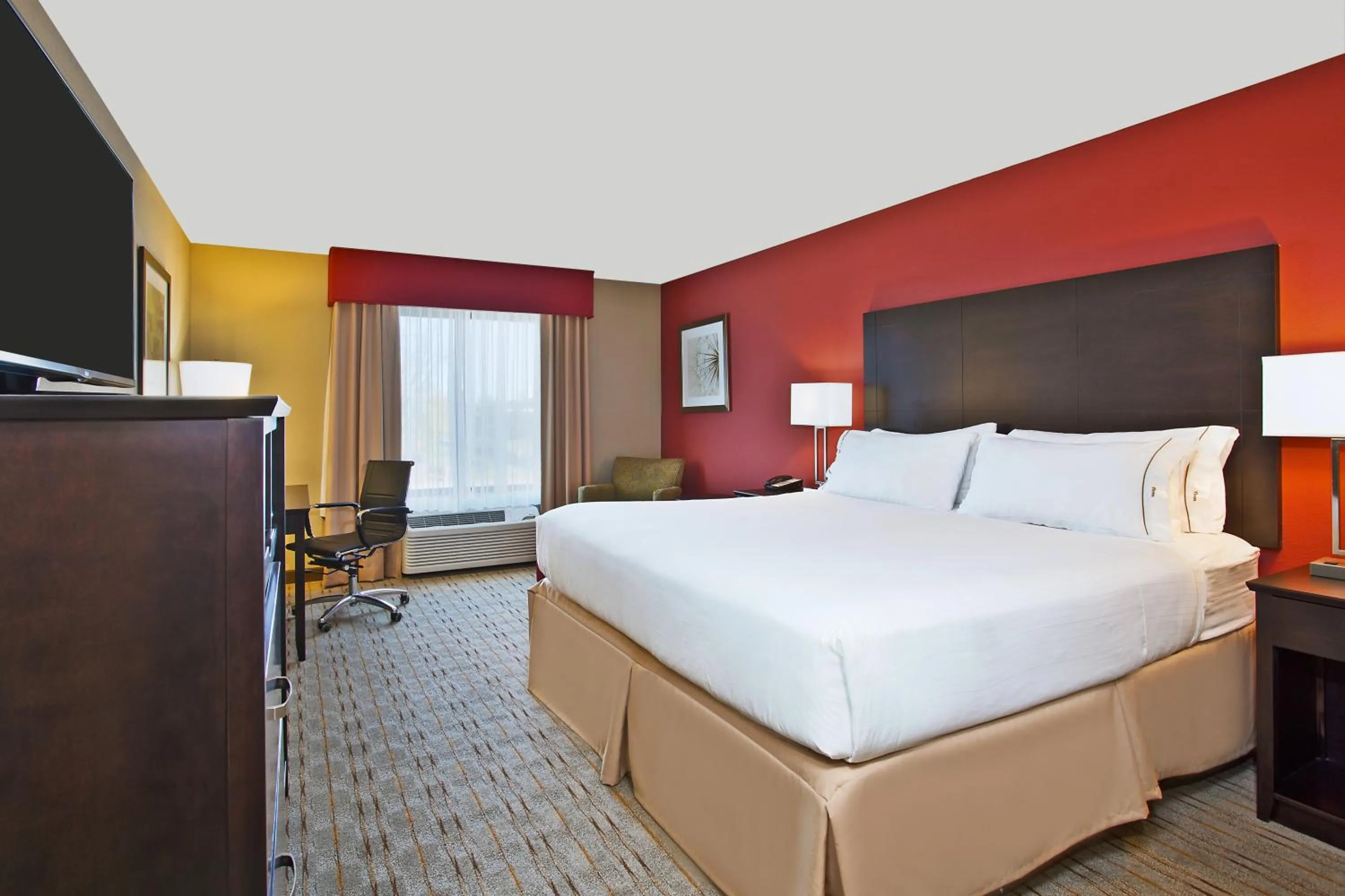Photo of the whole room, Bed in Holiday Inn Express & Suites Springfield by IHG