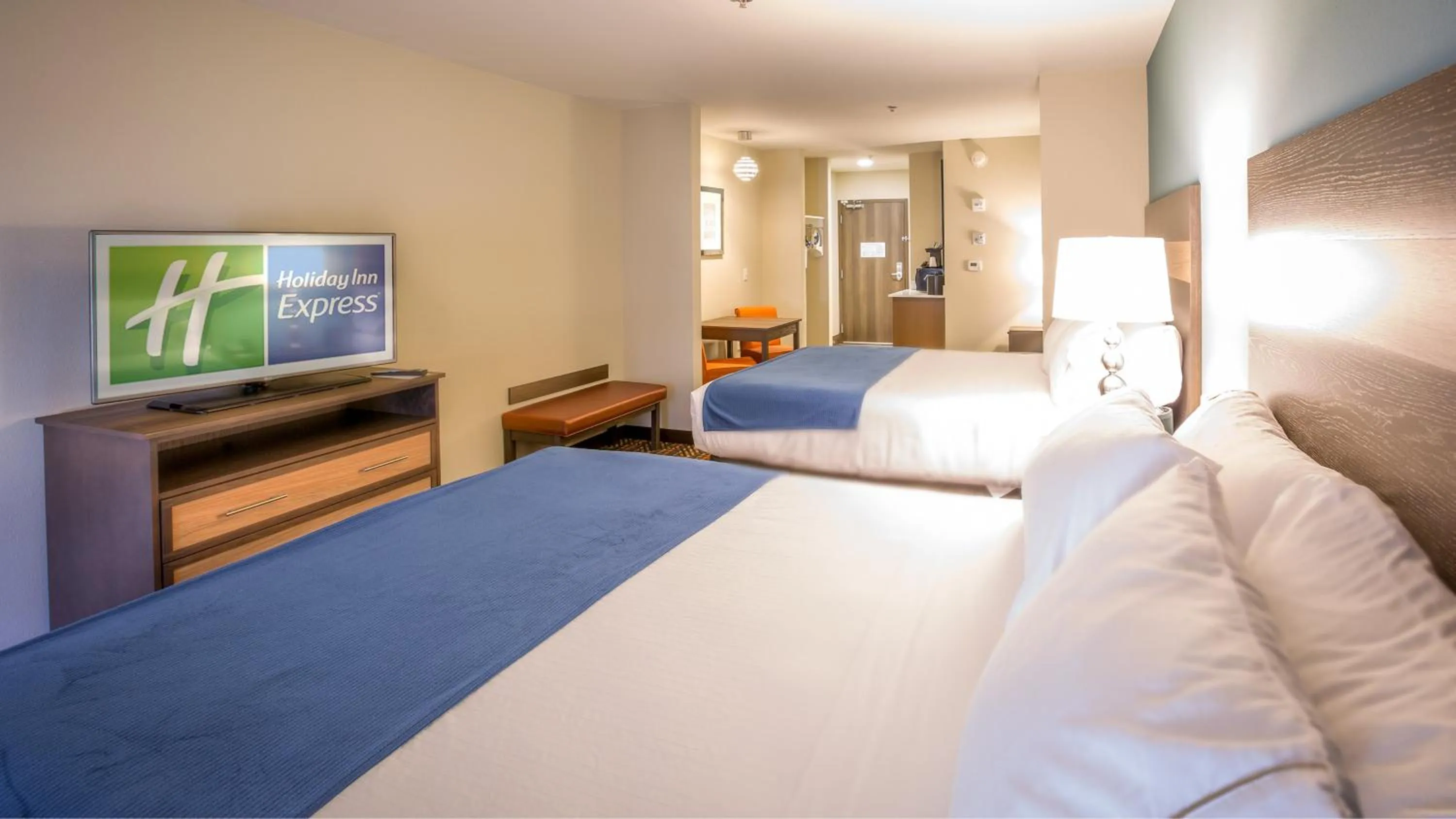 Photo of the whole room, Bed in Holiday Inn Express Wichita South by IHG