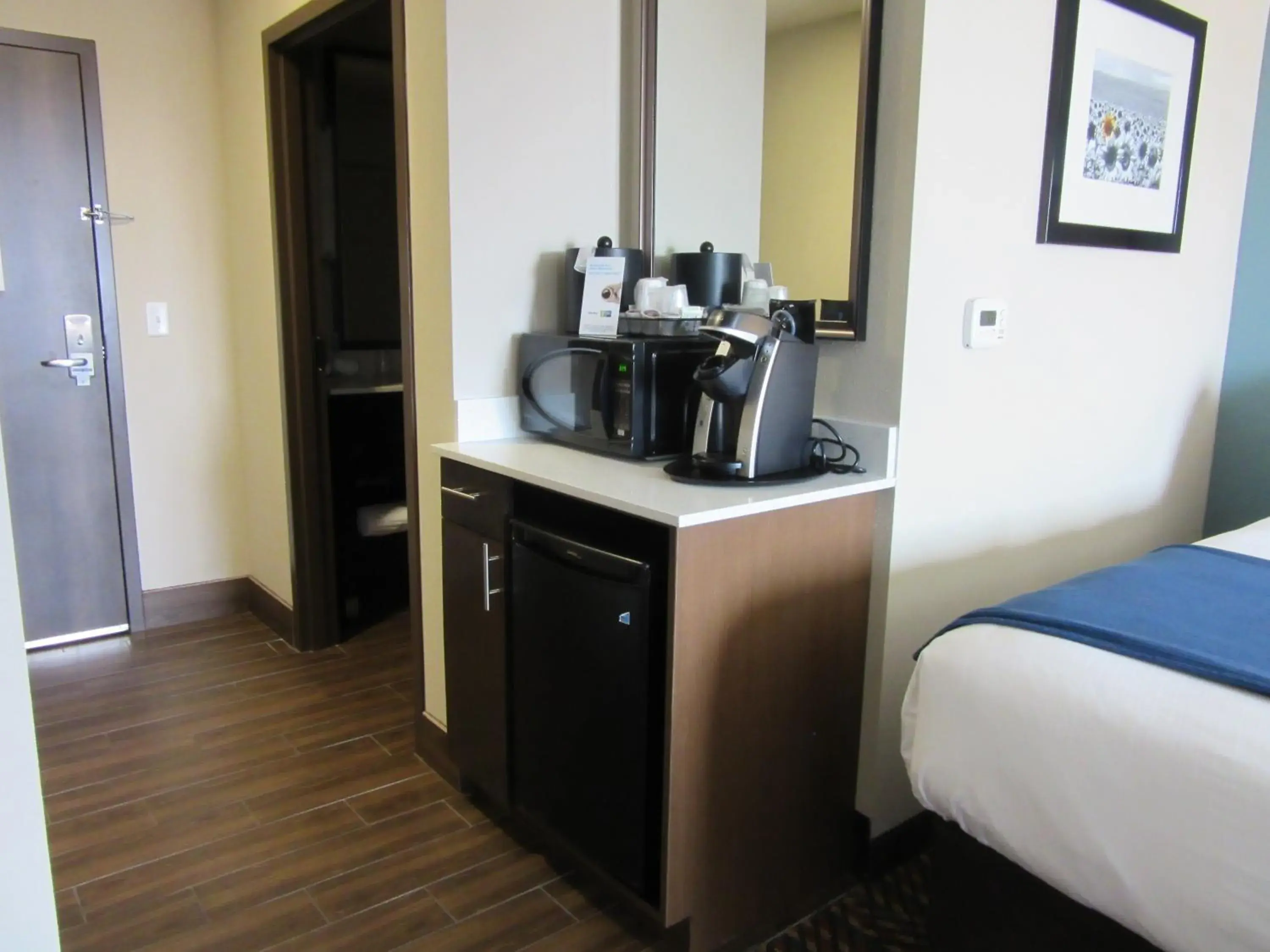 Coffee/tea facilities, Bed in Holiday Inn Express Wichita South by IHG Coffee/tea facilities, Bed in Holiday Inn Express Wichita South by IHG