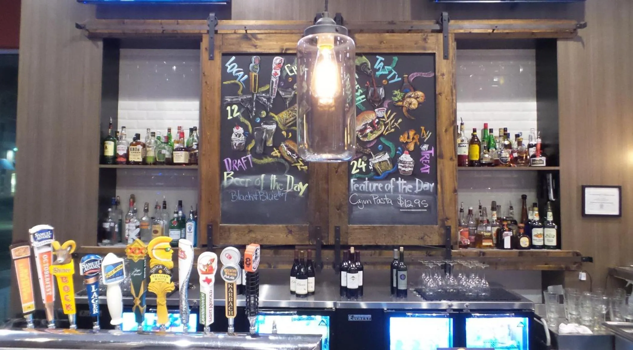 Lounge or bar in Holiday Inn Houston Downtown by IHG