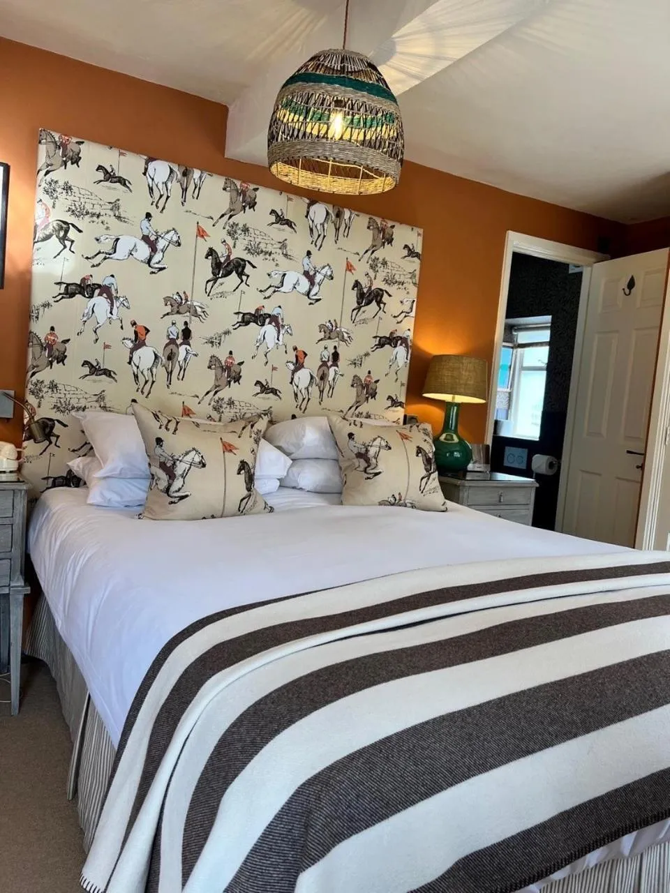 Bedroom, Bed in The Broadway Hotel