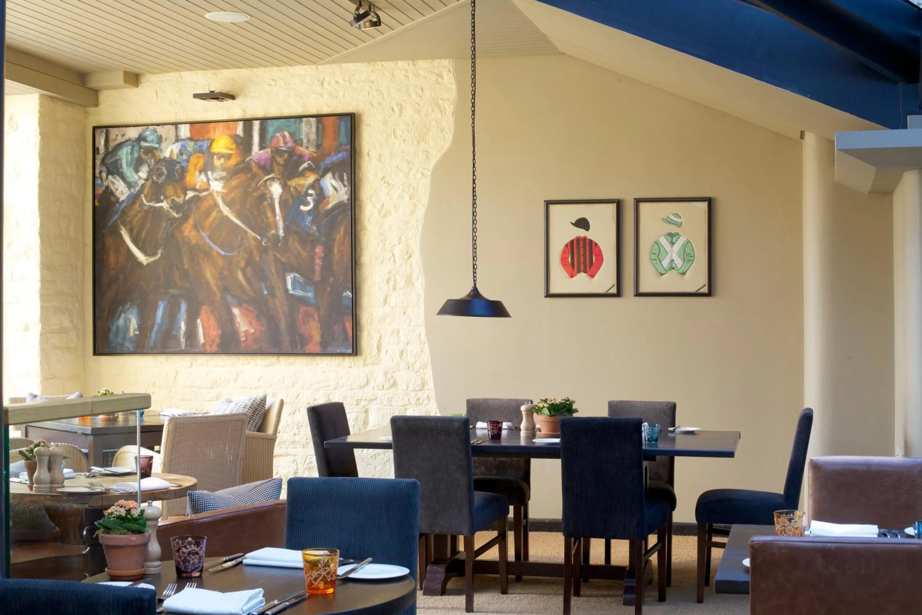 Restaurant/places to eat in The Broadway Hotel