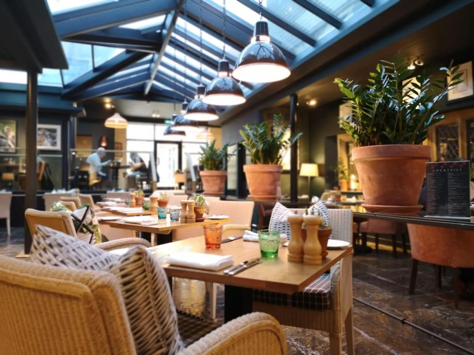 Restaurant/places to eat in The Broadway Hotel