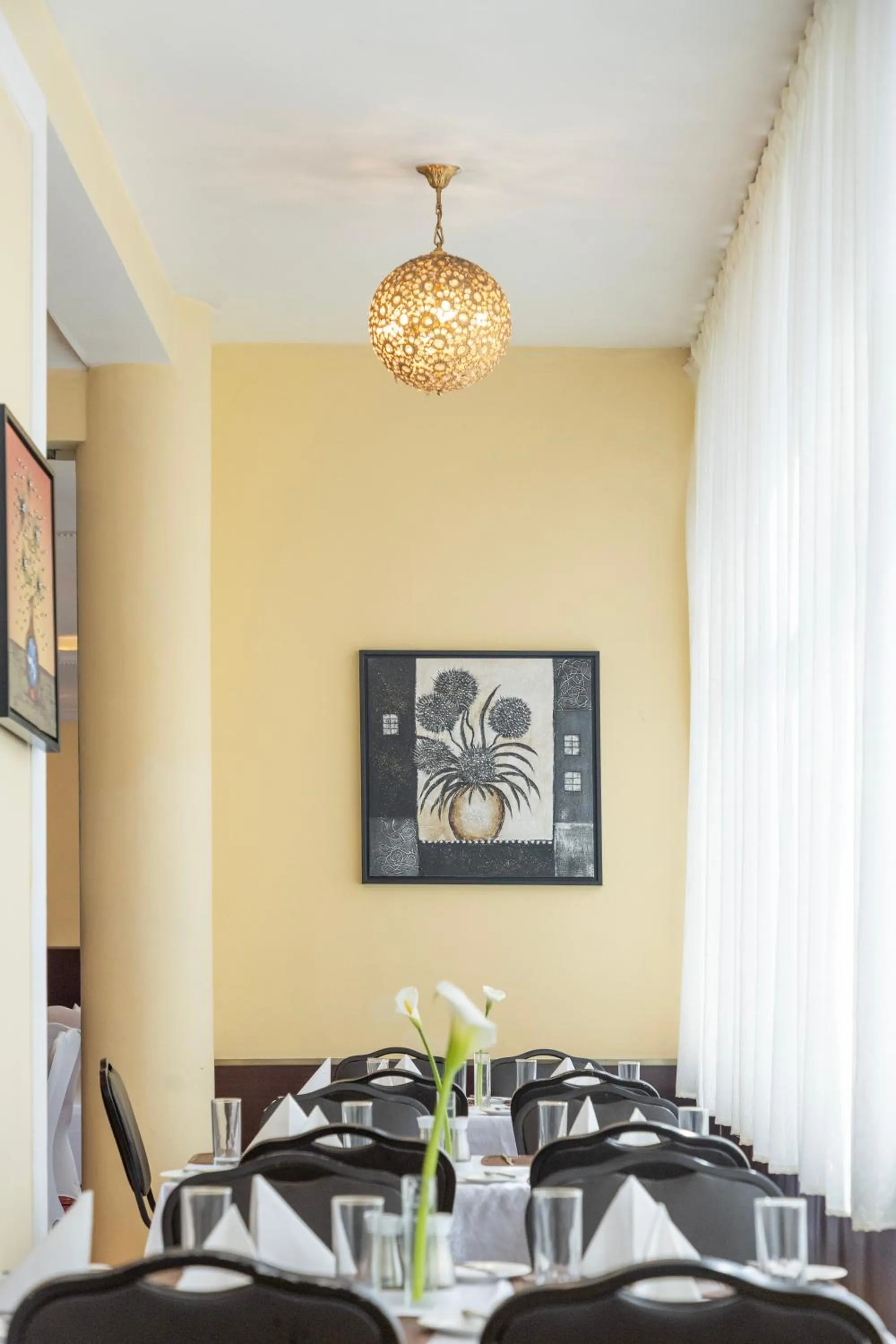 Restaurant/places to eat in Dreamliner Hotel