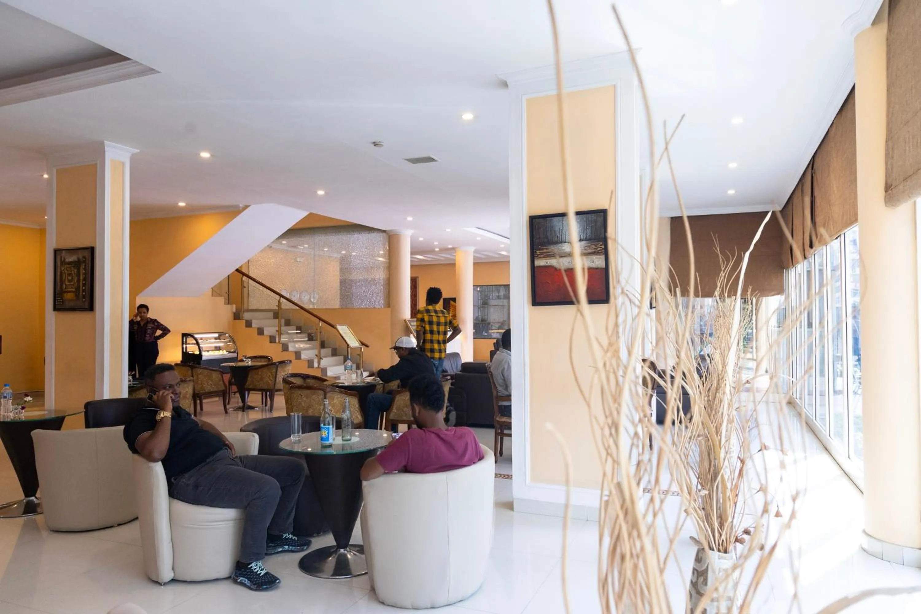 Restaurant/places to eat in Dreamliner Hotel