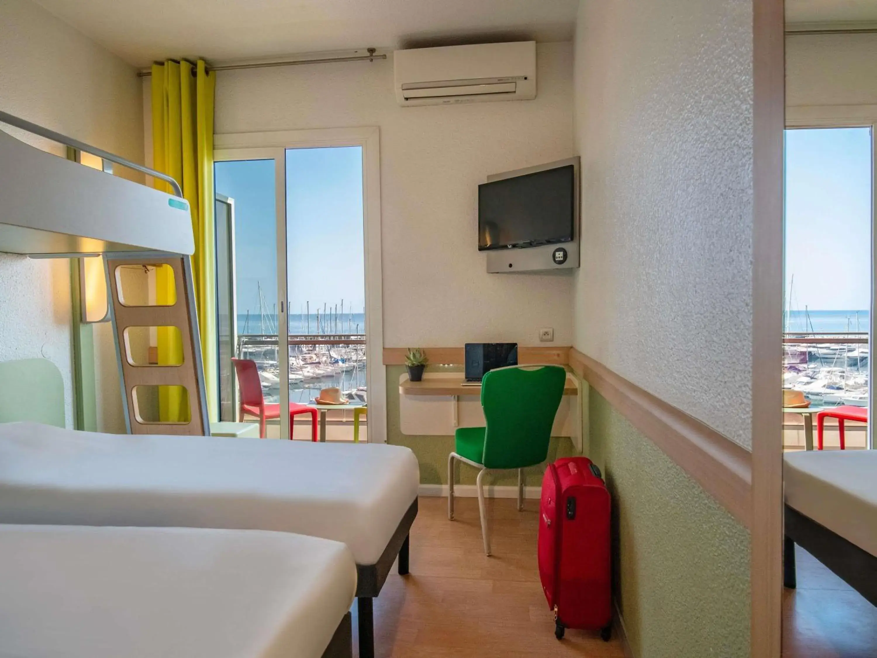 Bedroom, Bed in ibis budget Menton Bord de Mer Bedroom, Bed in ibis budget Menton Bord de Mer