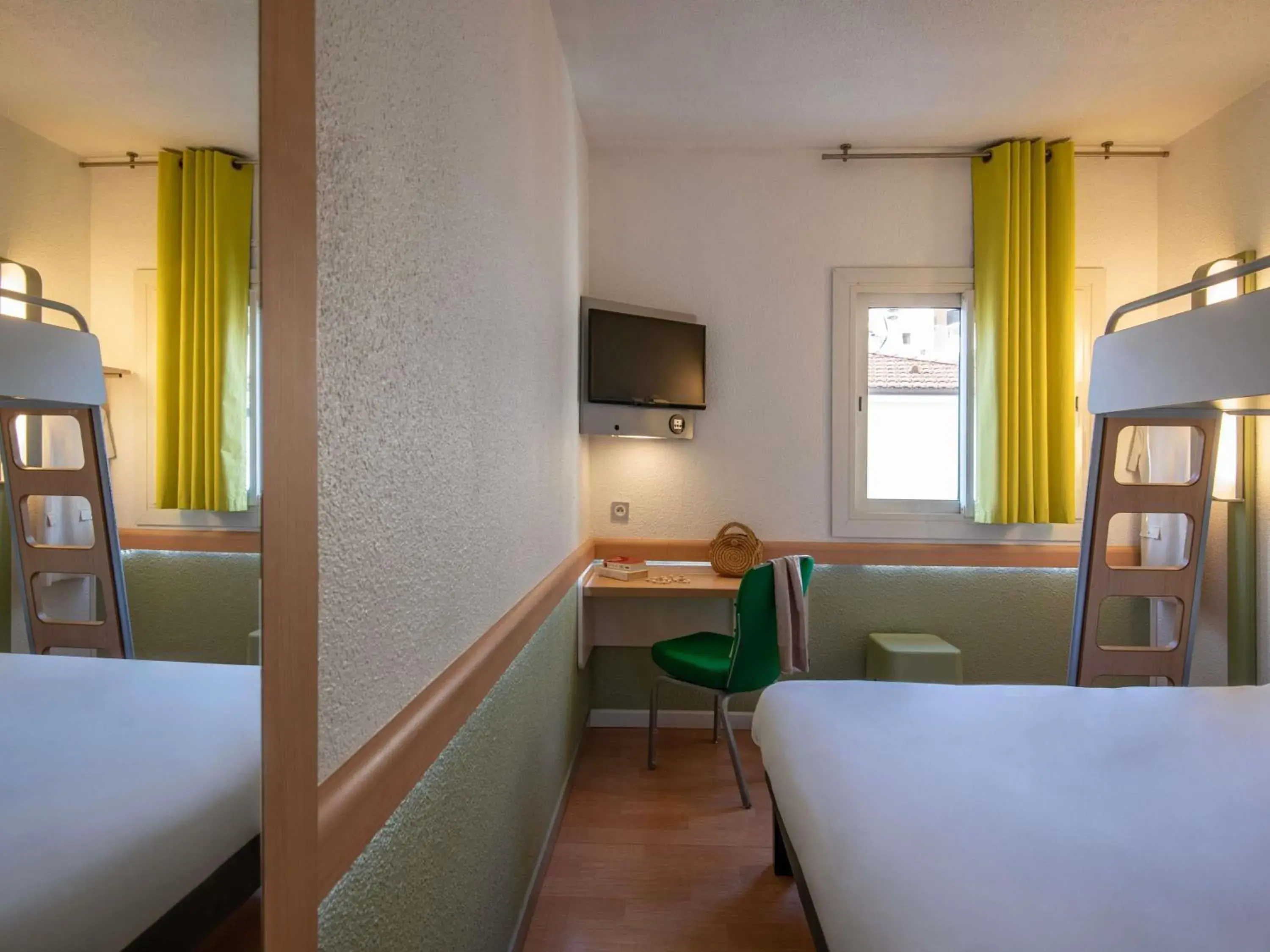 Bedroom, Bed in ibis budget Menton Bord de Mer Bedroom, Bed in ibis budget Menton Bord de Mer