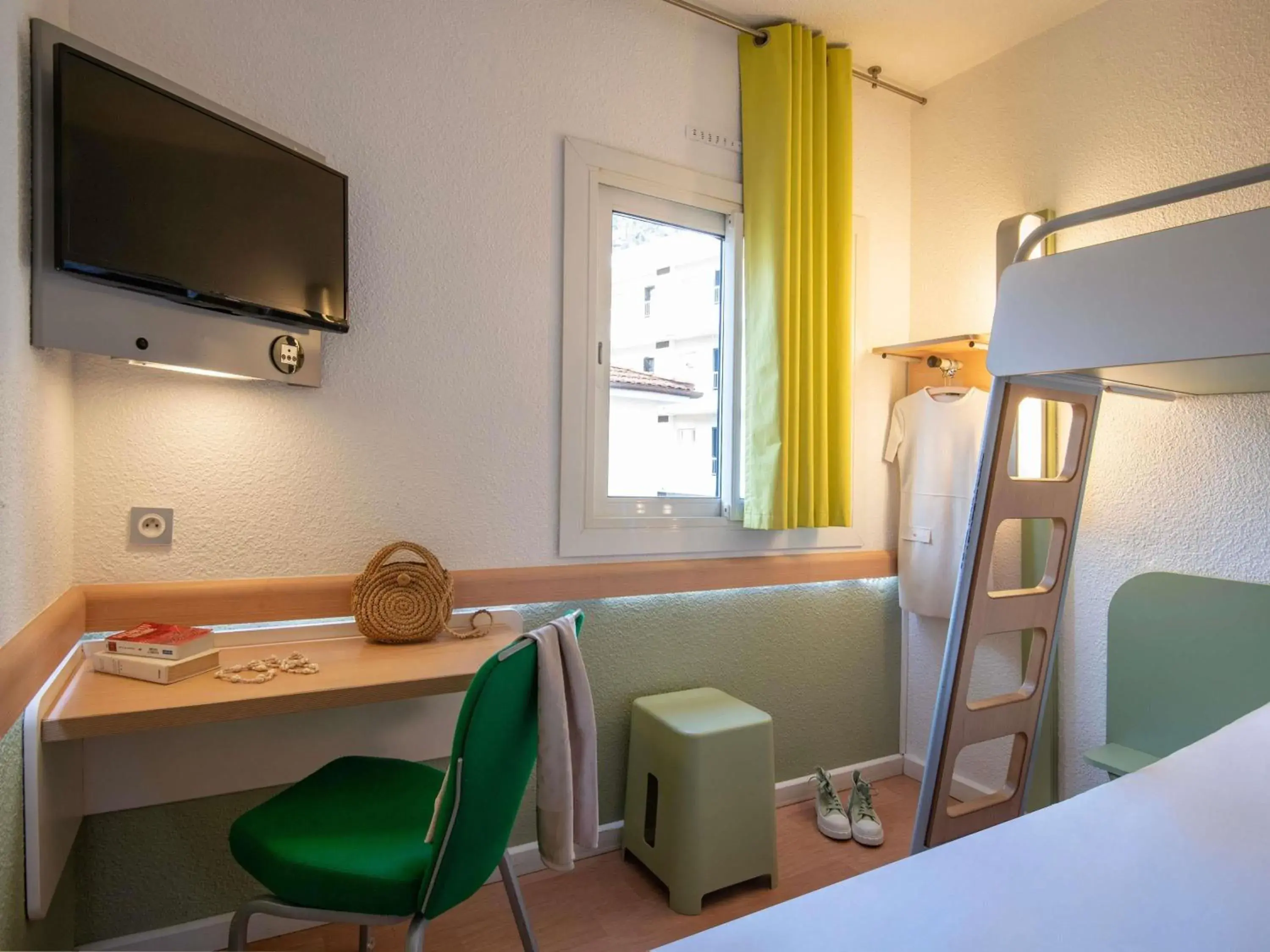 Bedroom, Bed in ibis budget Menton Bord de Mer Bedroom, Bed in ibis budget Menton Bord de Mer