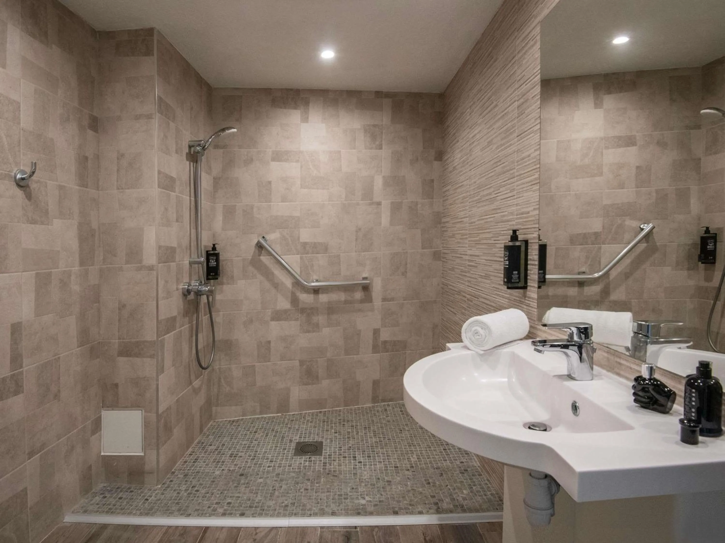 Bedroom in ibis budget Menton Bord de Mer