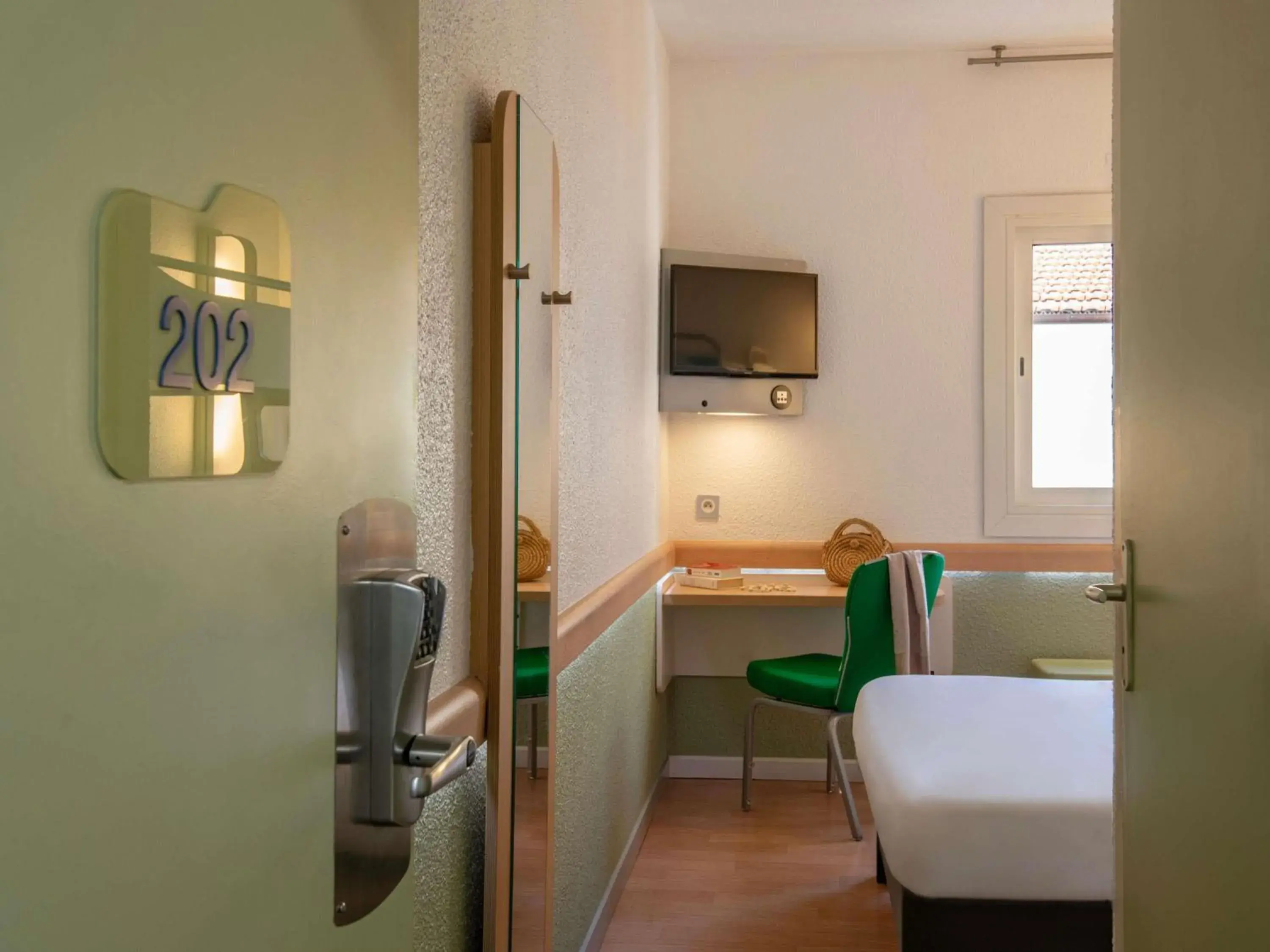 Bedroom, Bed in ibis budget Menton Bord de Mer Bedroom, Bed in ibis budget Menton Bord de Mer