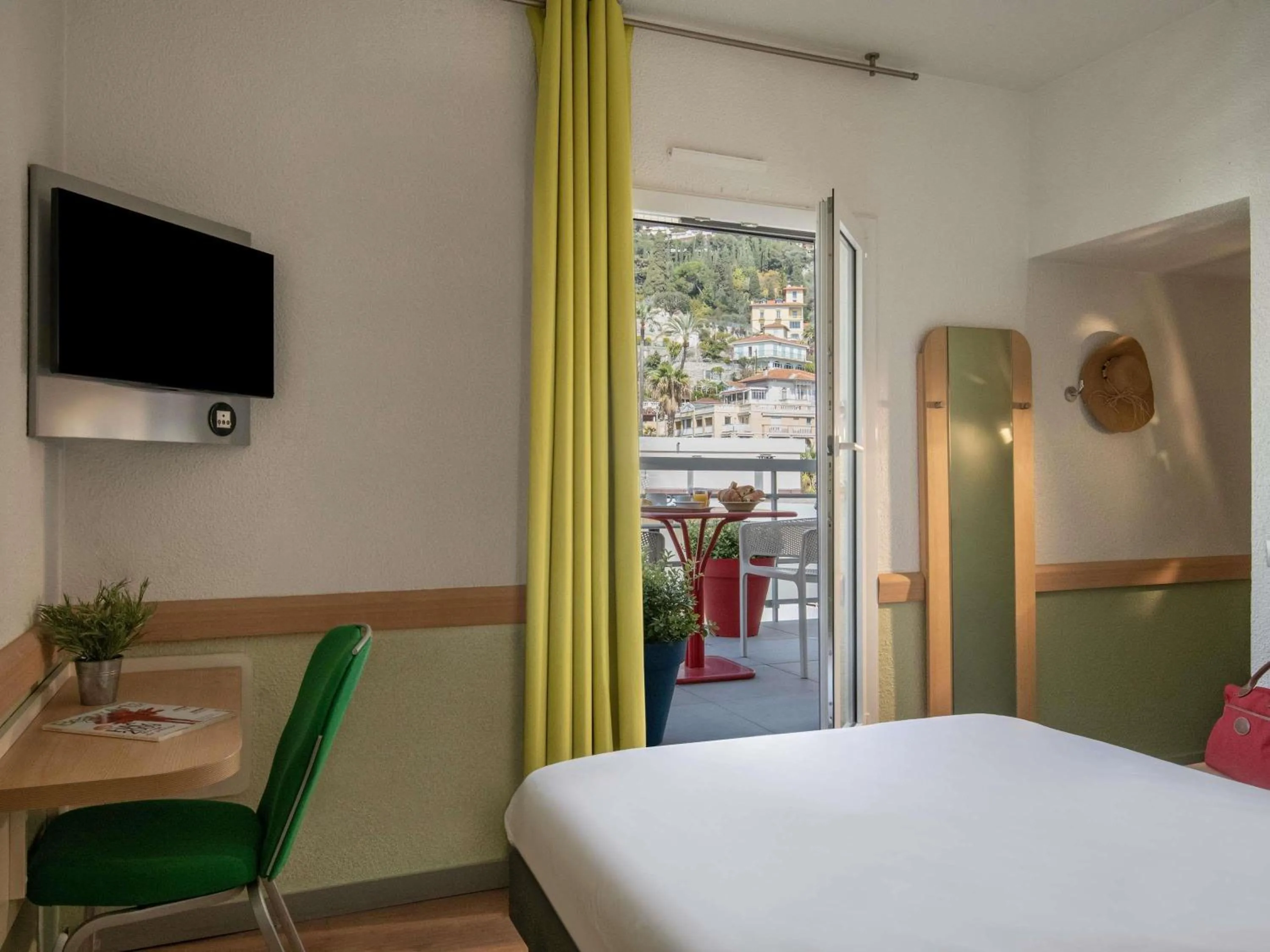 Bedroom, Bed in ibis budget Menton Bord de Mer