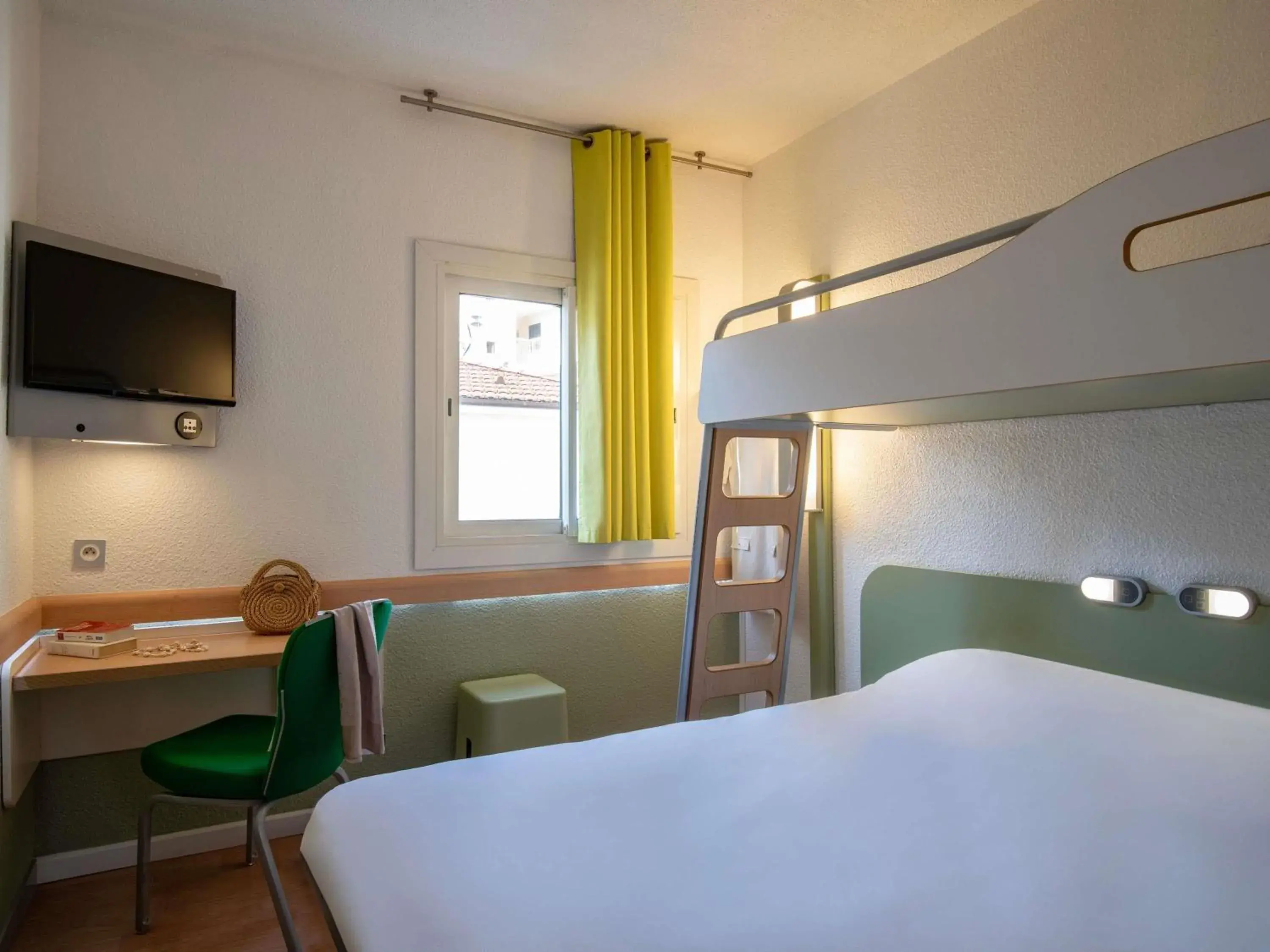 Bedroom, Bed in ibis budget Menton Bord de Mer Bedroom, Bed in ibis budget Menton Bord de Mer