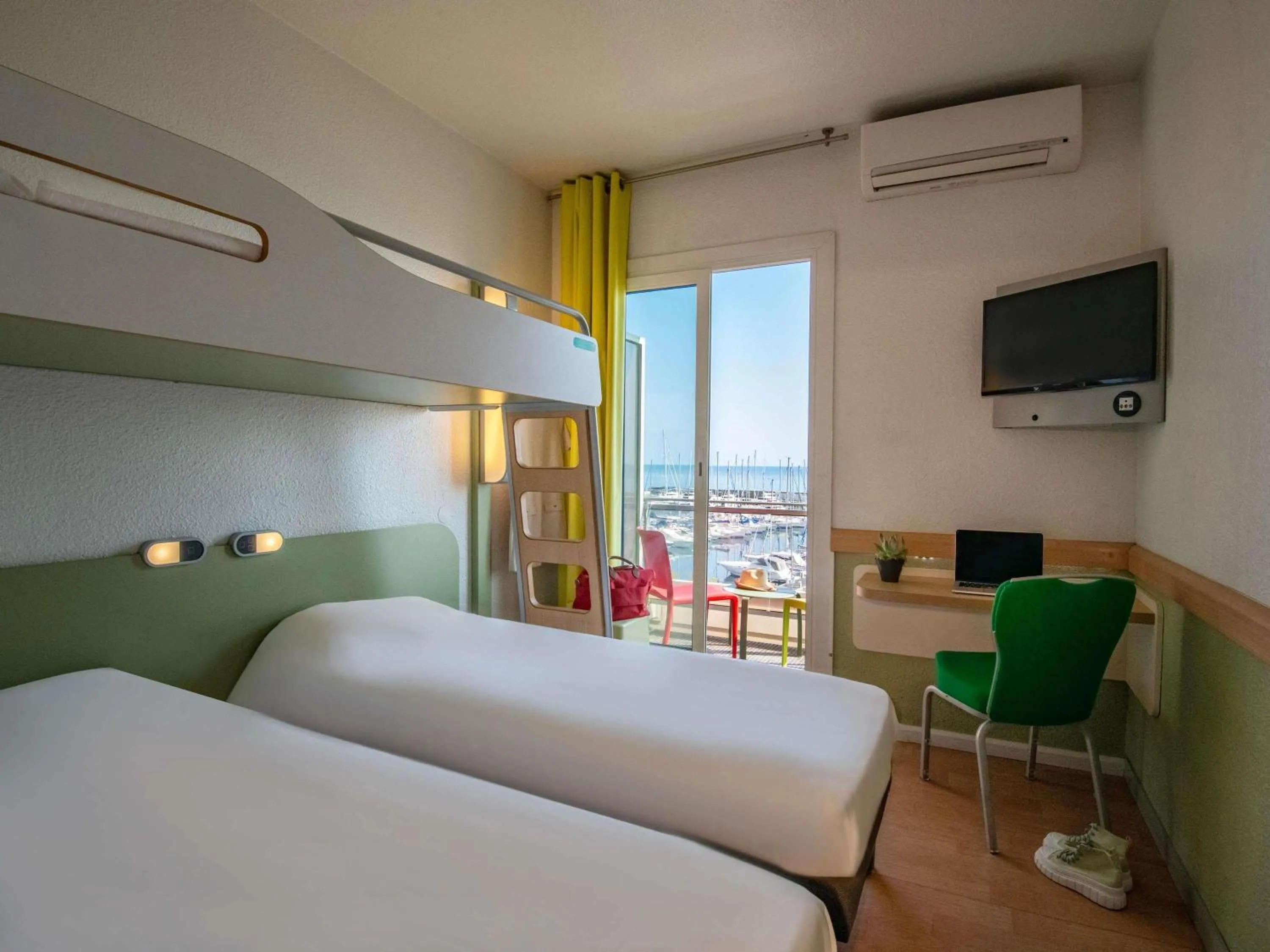 Bedroom, Bed in ibis budget Menton Bord de Mer