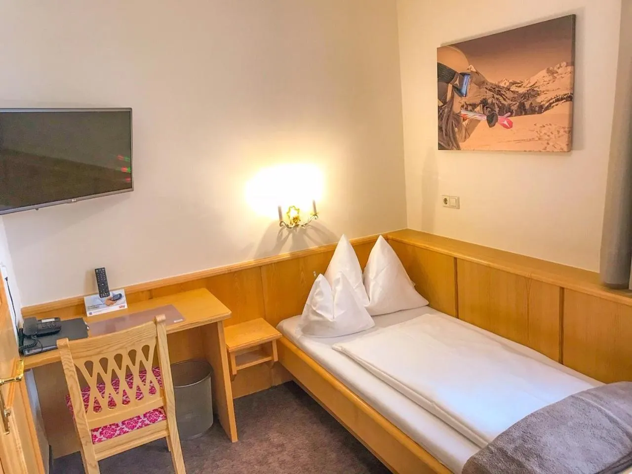 Bedroom, Bed in Andi's Skihotel