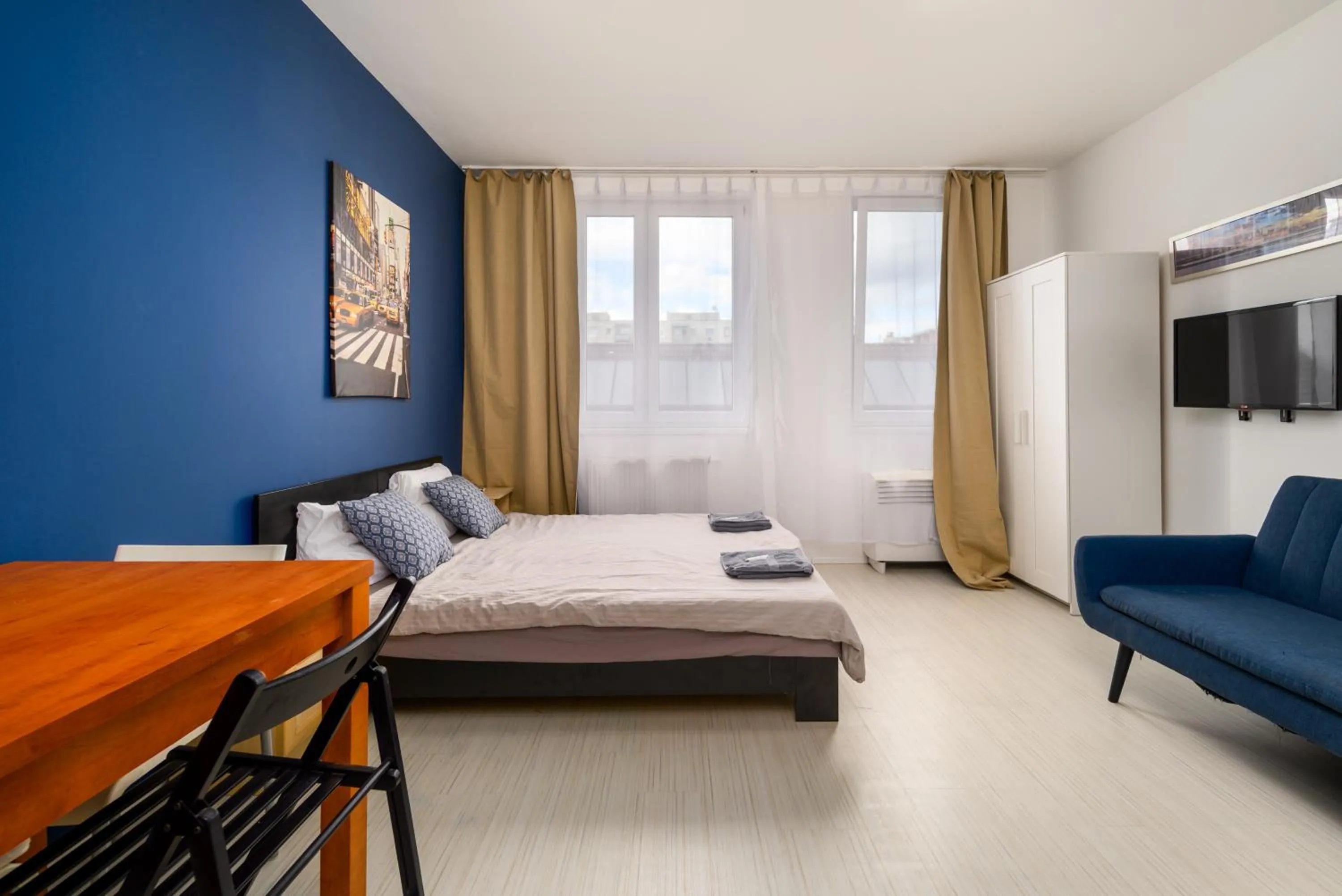 Bed in Sun Resort Residential Suite-Free Parking Garage same building