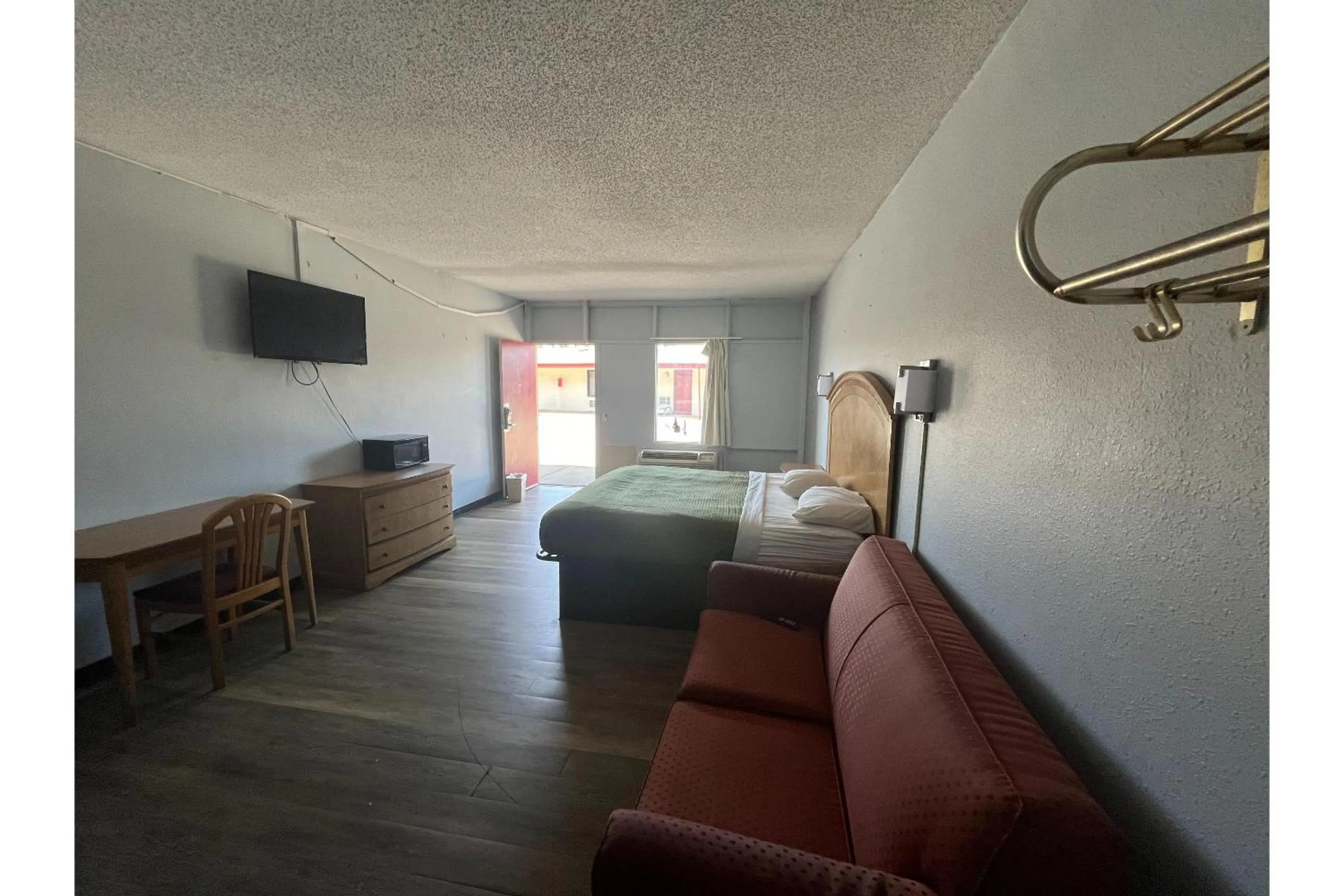 Bedroom in Washington Motel by OYO