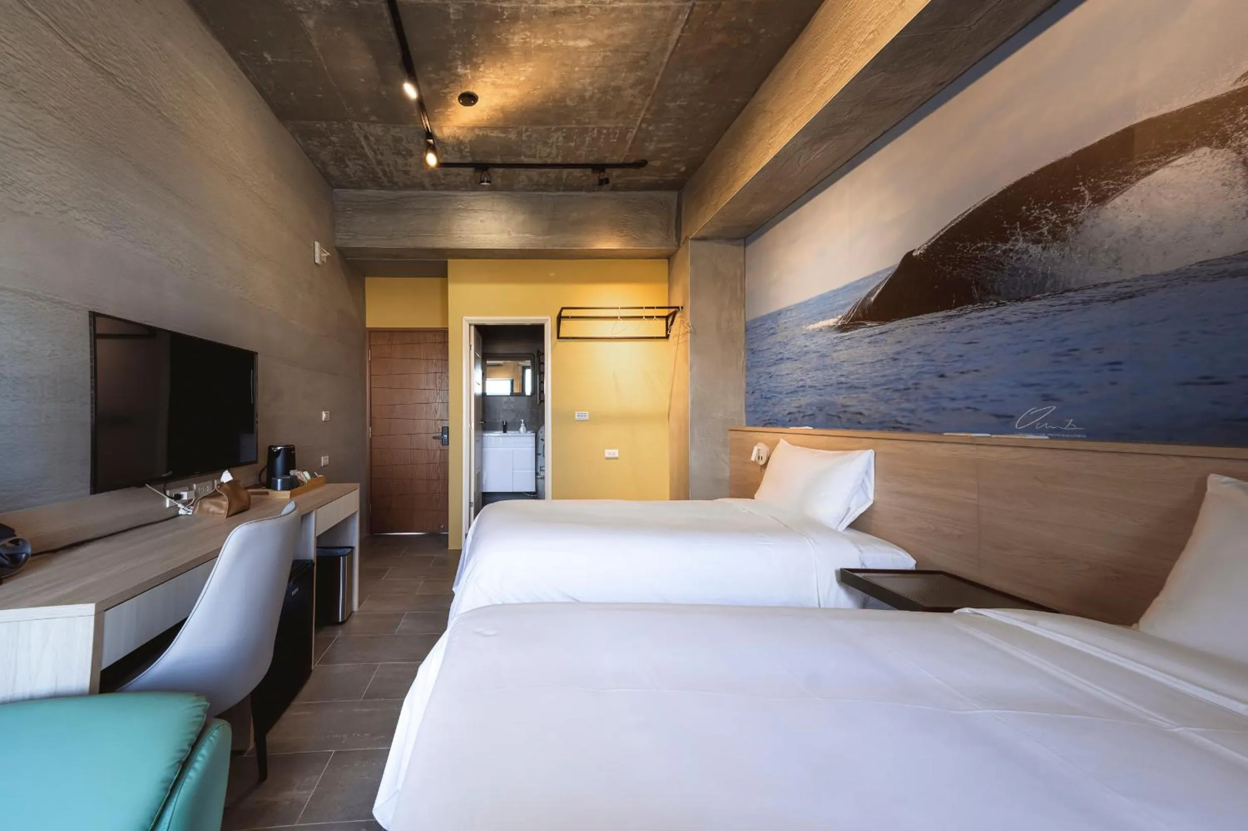 Photo of the whole room, Bed in Deep Blue 23 B&B