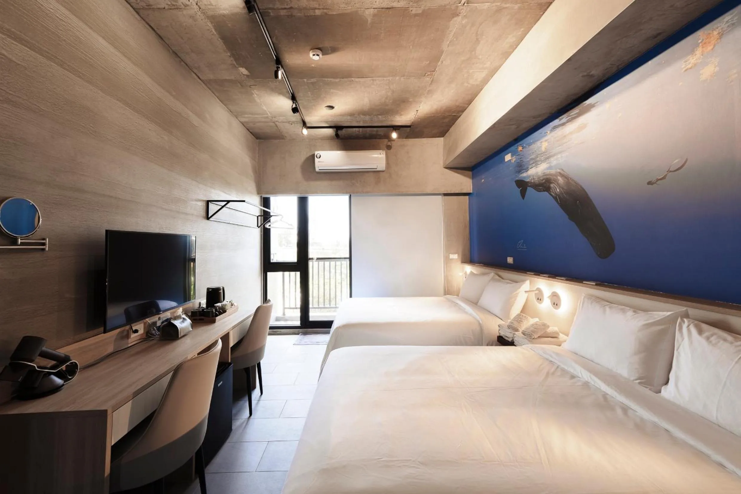 Photo of the whole room, Bed in Deep Blue 23 B&B