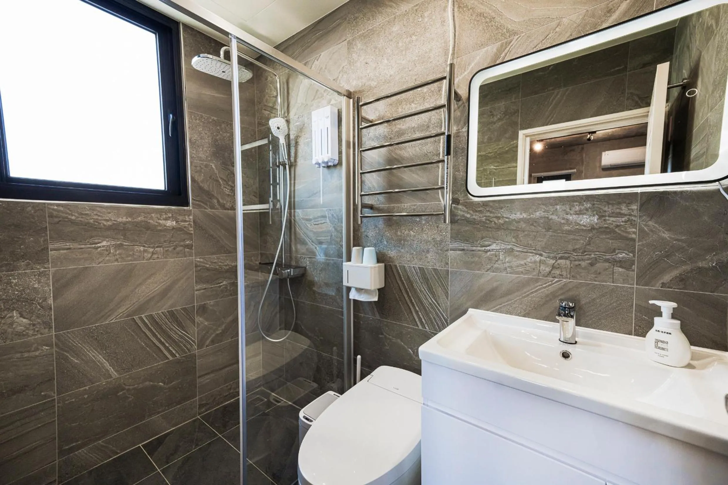 Shower in Deep Blue 23 B&B