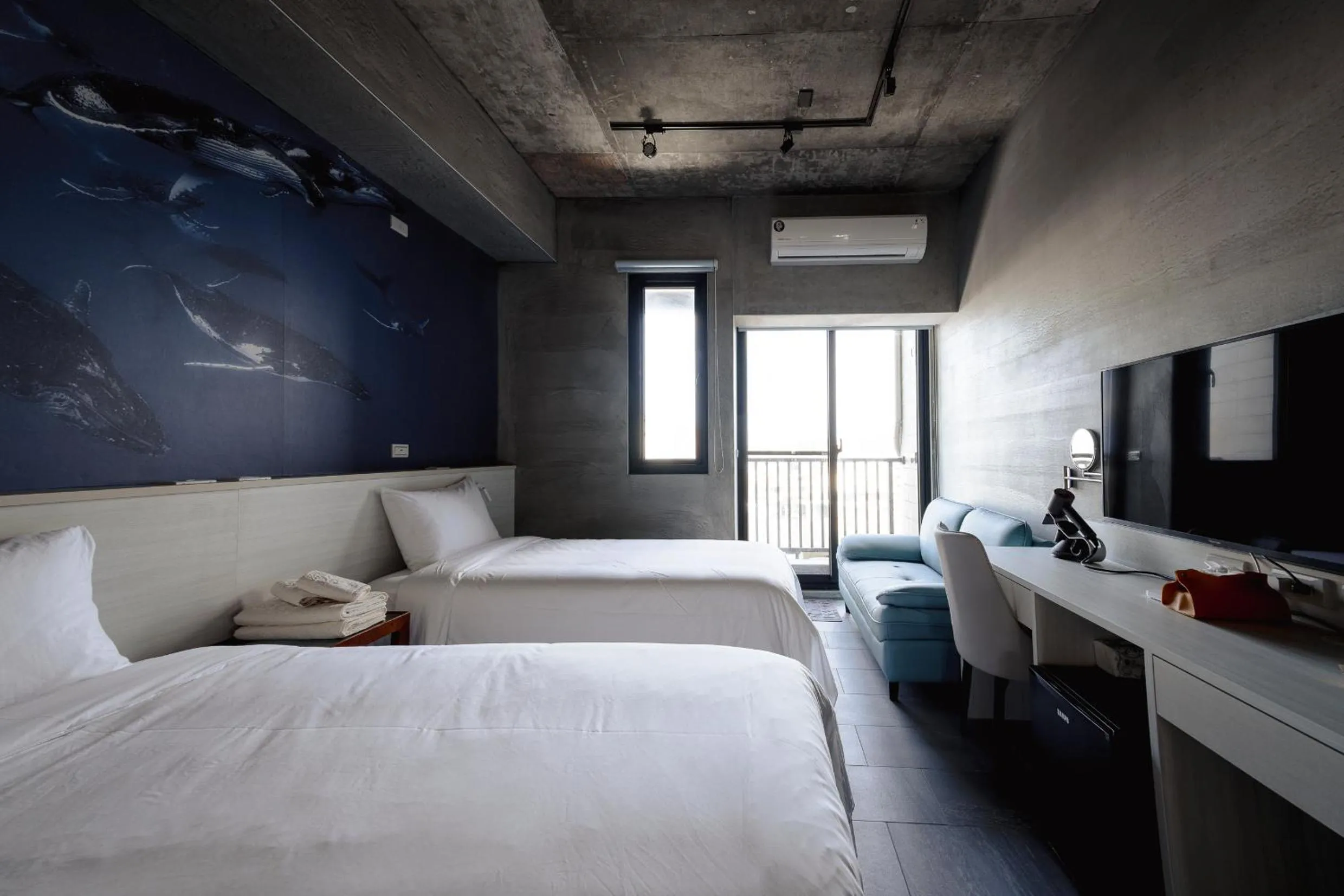Photo of the whole room, Bed in Deep Blue 23 B&B
