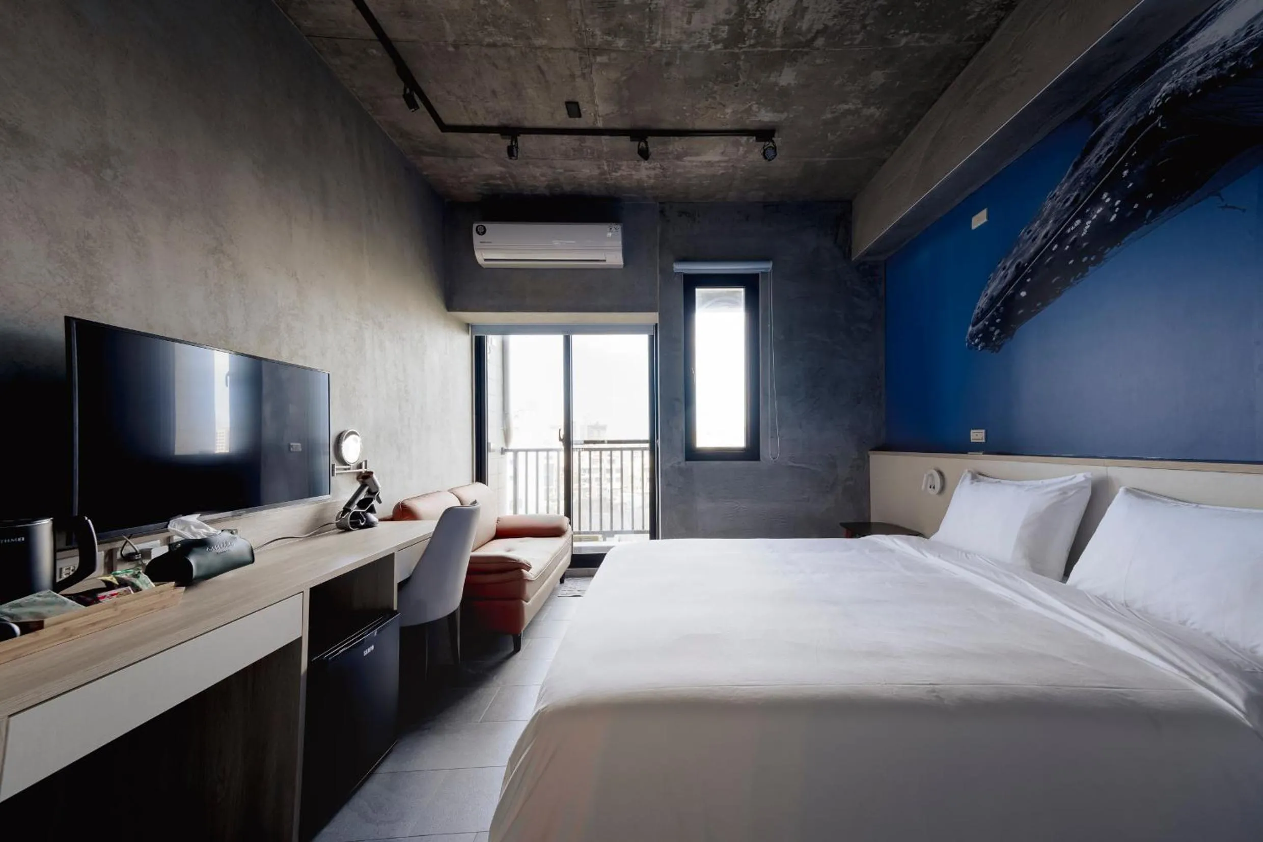 Photo of the whole room, Bed in Deep Blue 23 B&B