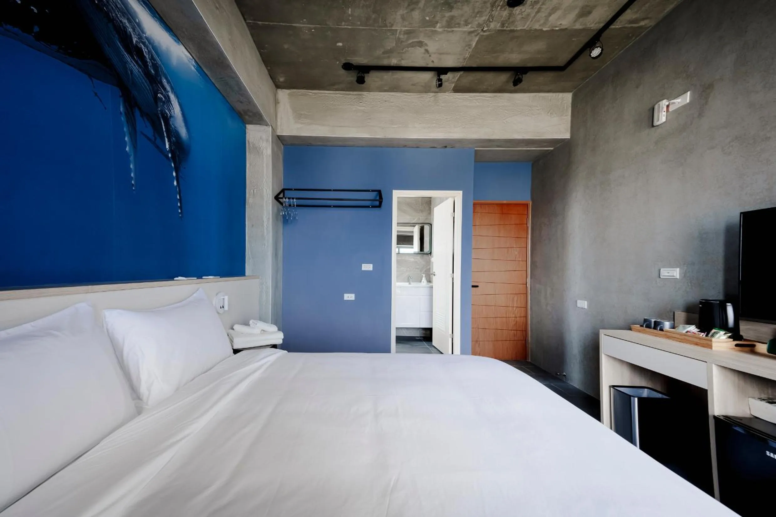 Photo of the whole room, Bed in Deep Blue 23 B&B