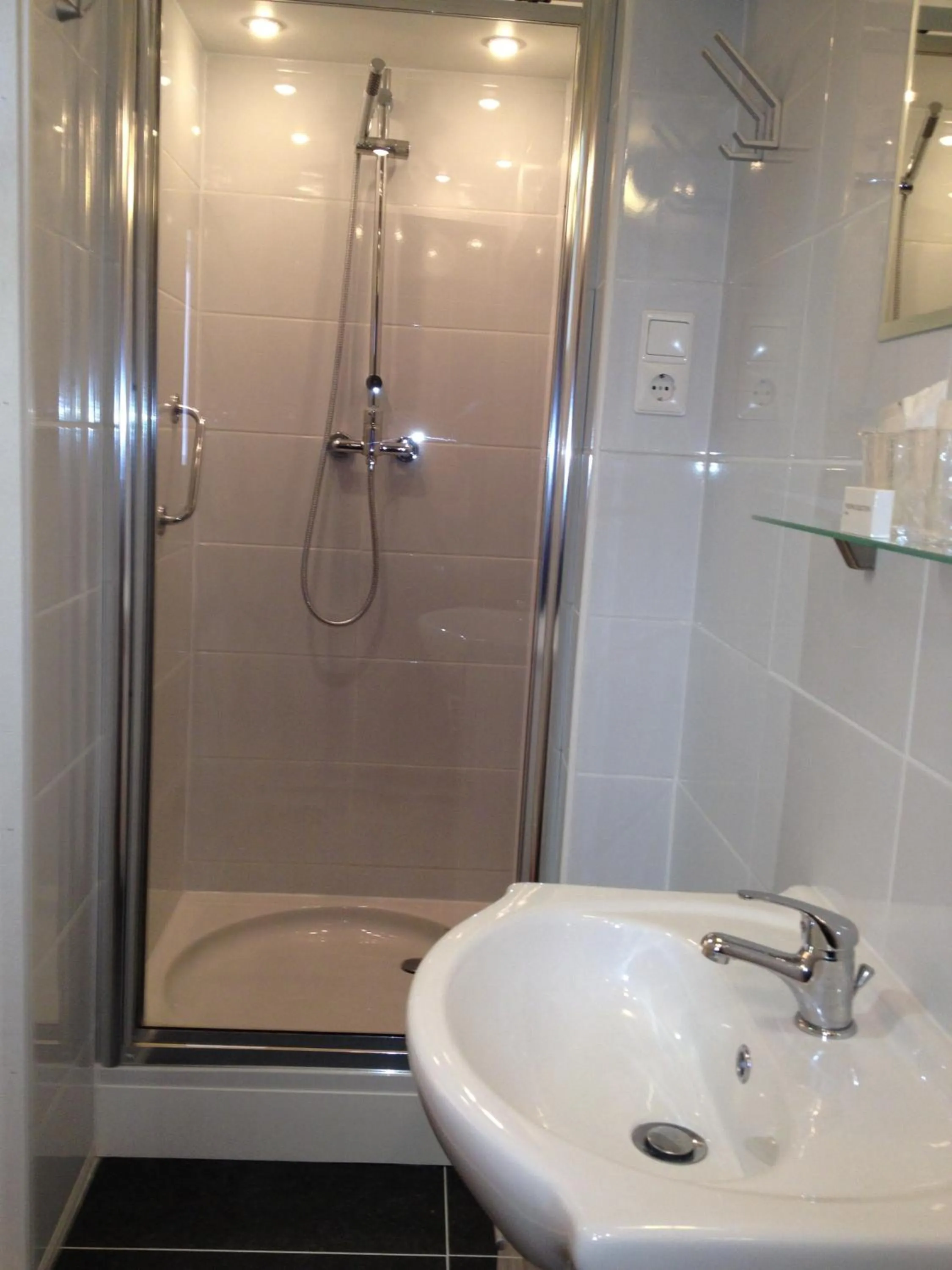 Shower in Hotel Anna