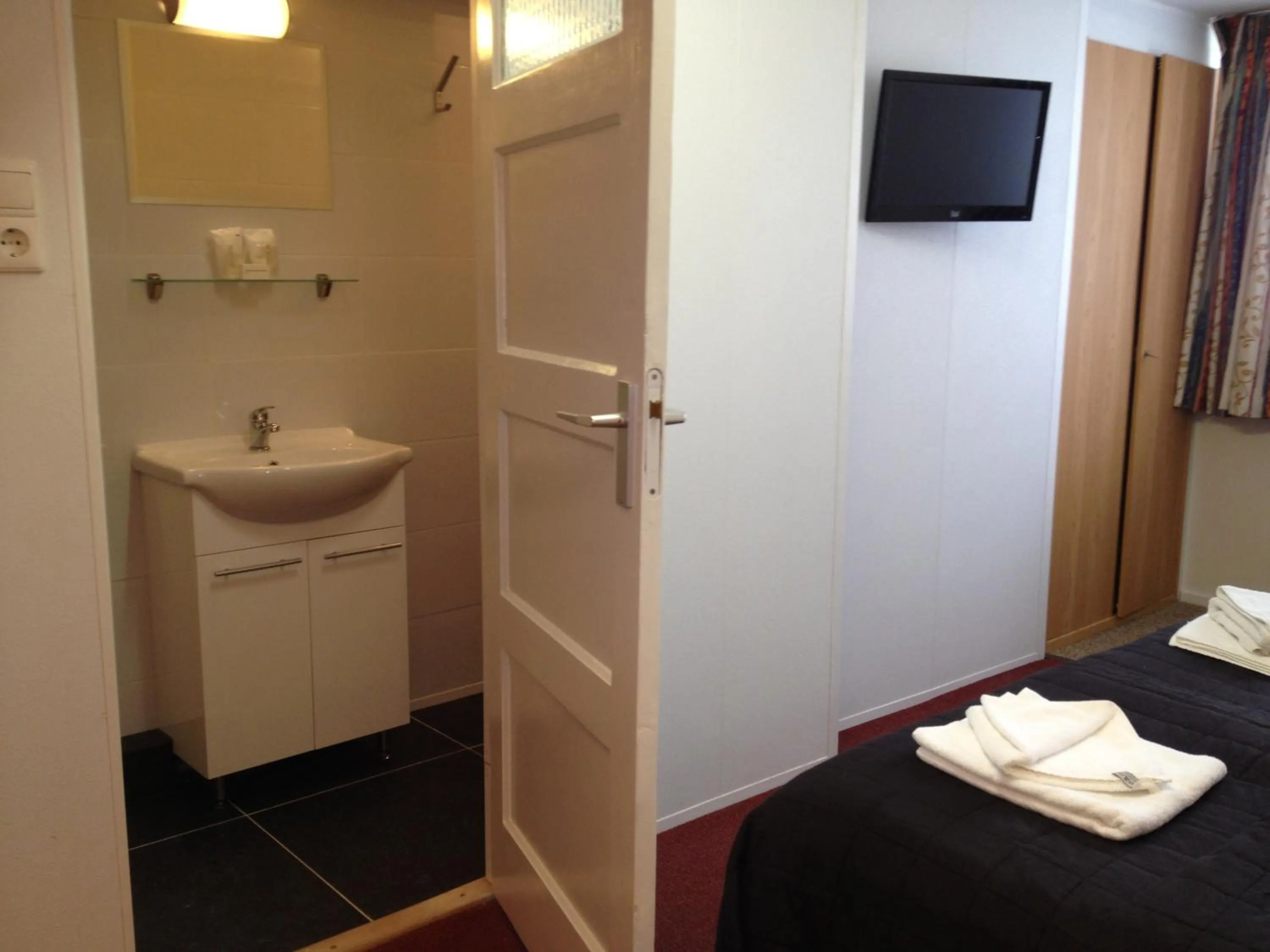 TV and multimedia, Bed in Hotel Anna