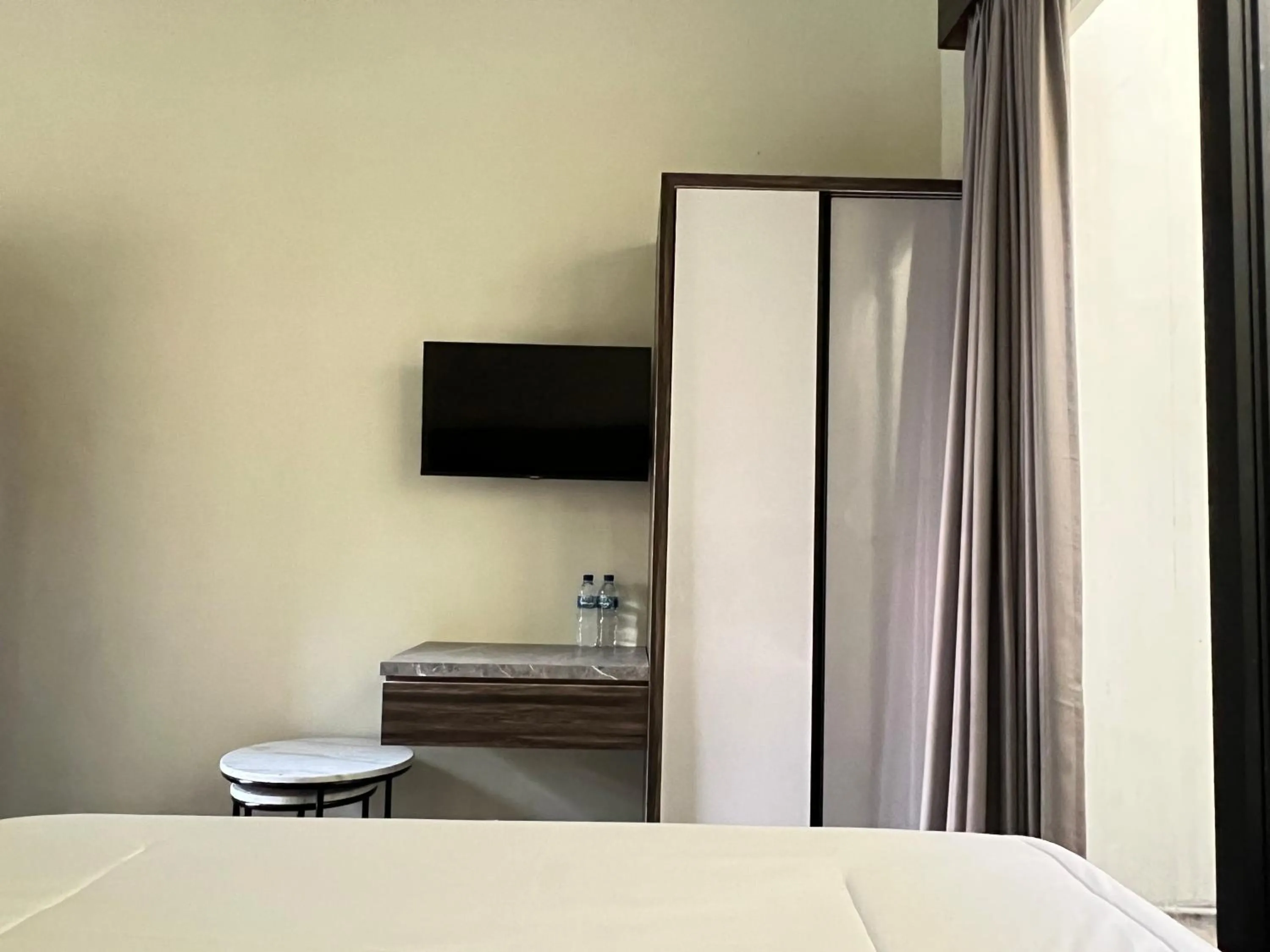 TV and multimedia, Bed in Nofrah House Syariah Mitra RedDoorz