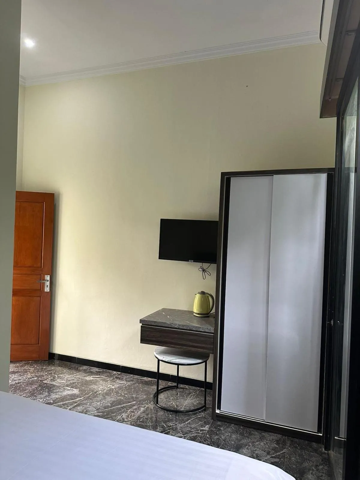 TV and multimedia, Bed in Nofrah House Syariah Mitra RedDoorz