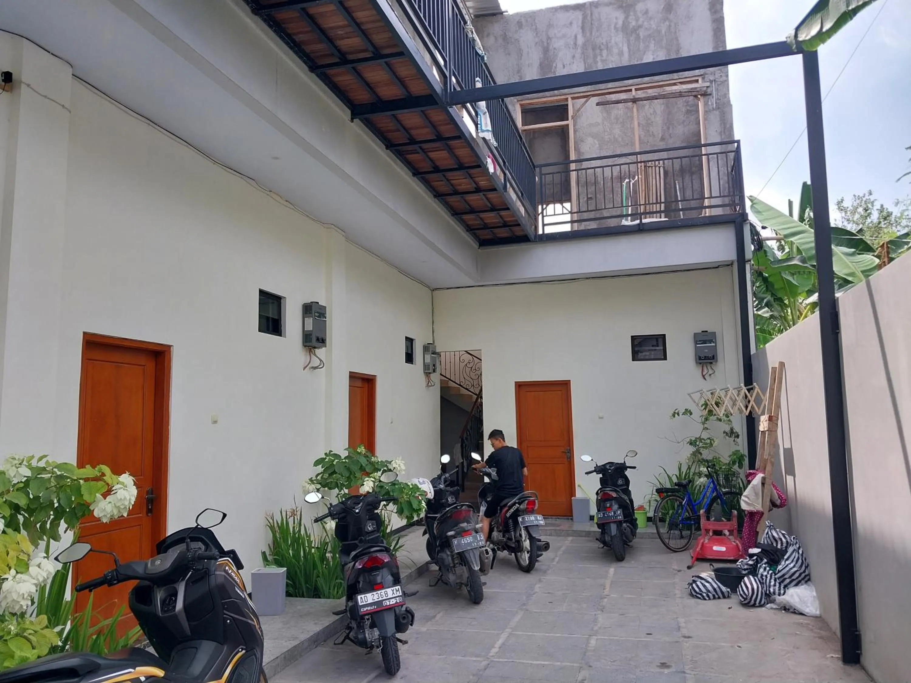 Parking in Nofrah House Syariah Mitra RedDoorz
