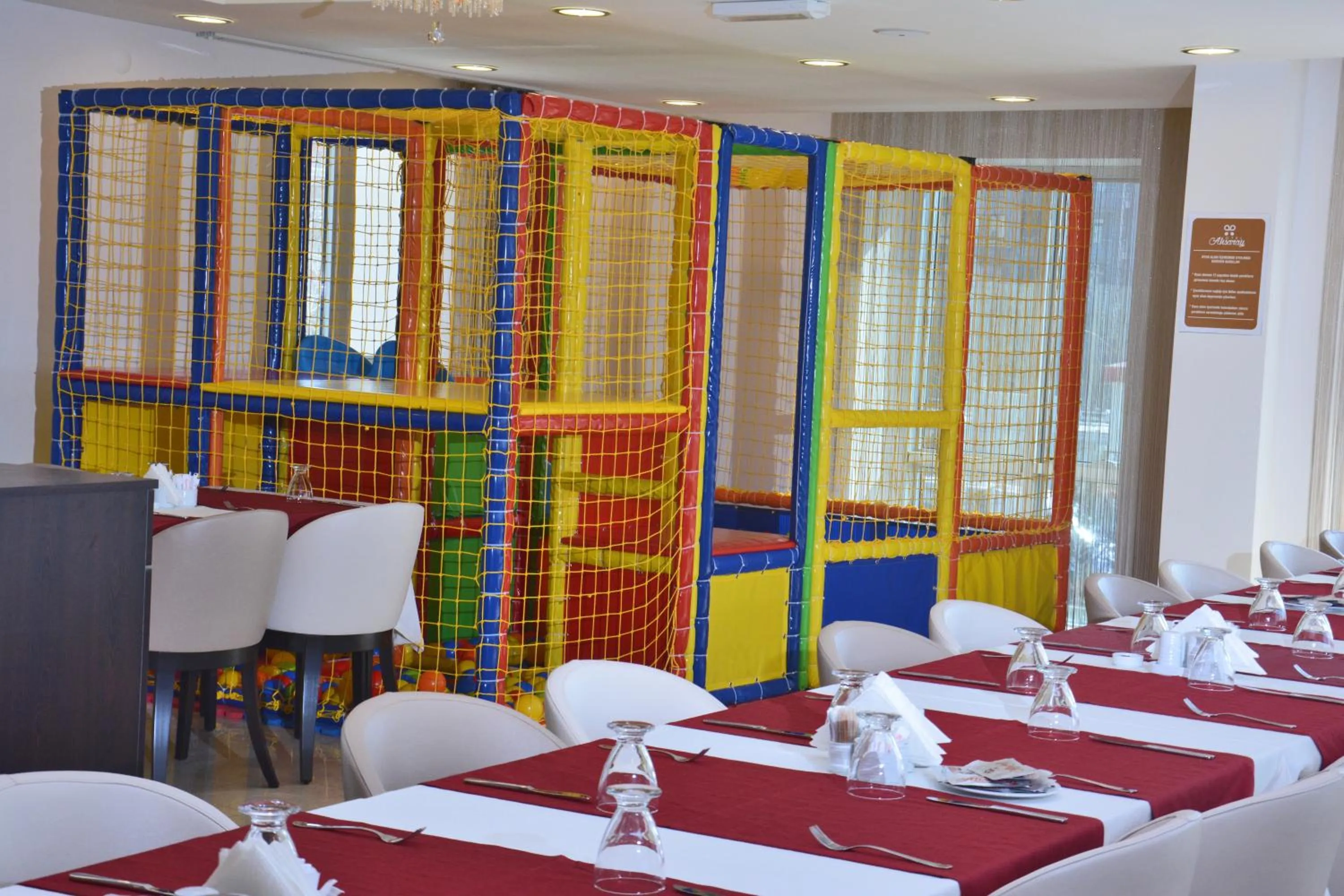 Restaurant/places to eat in Ahsaray Hotel