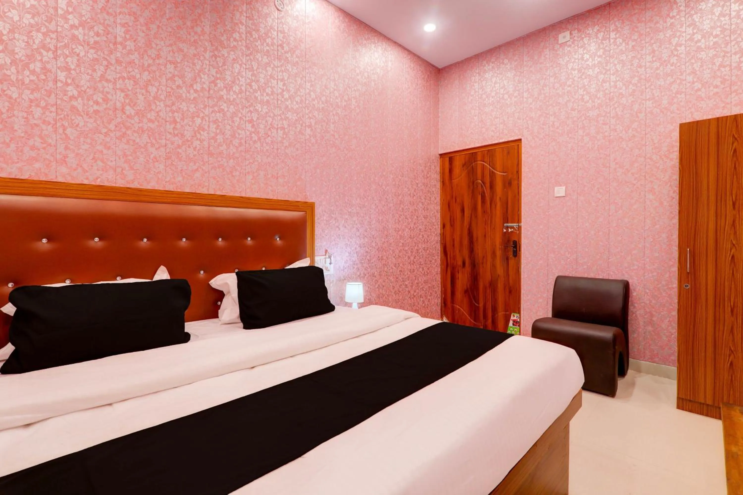 Bedroom, Bed in Hotel O Shobhika Inn