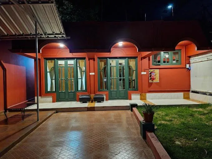 Lakefront Home Hotel
