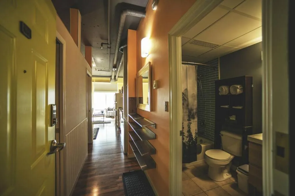 2 Full Beds, Rogers Place Downtown Central, Memorable 1 Bedroom Condo