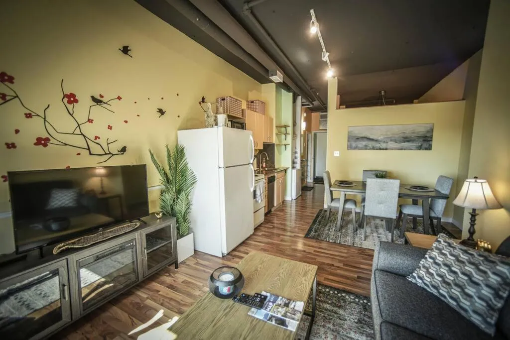 2 Full Beds, Rogers Place Downtown Central, Memorable 1 Bedroom Condo