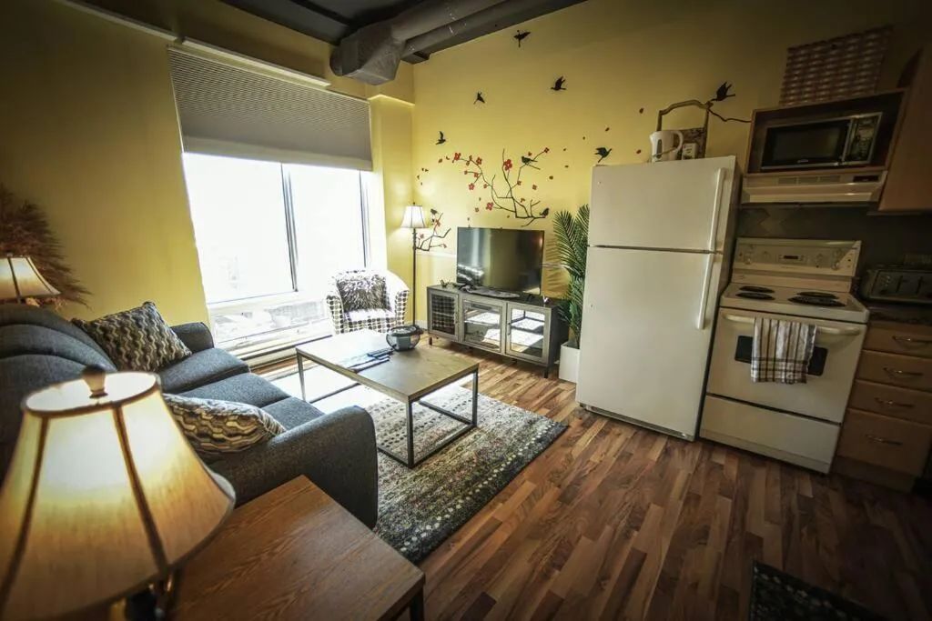 2 Full Beds, Rogers Place Downtown Central, Memorable 1 Bedroom Condo