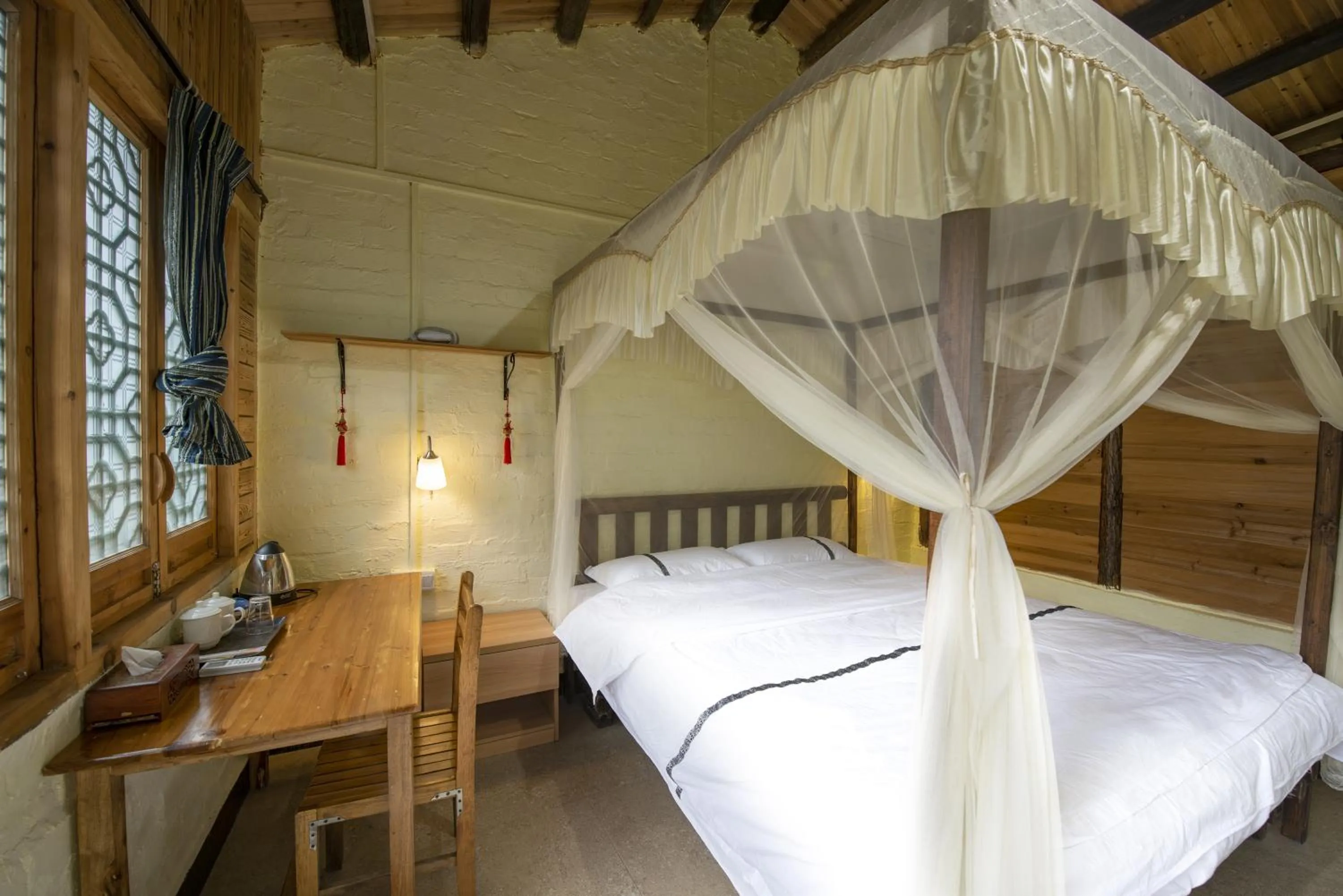 Bedroom, Bed in Yangshuo Loong Old House