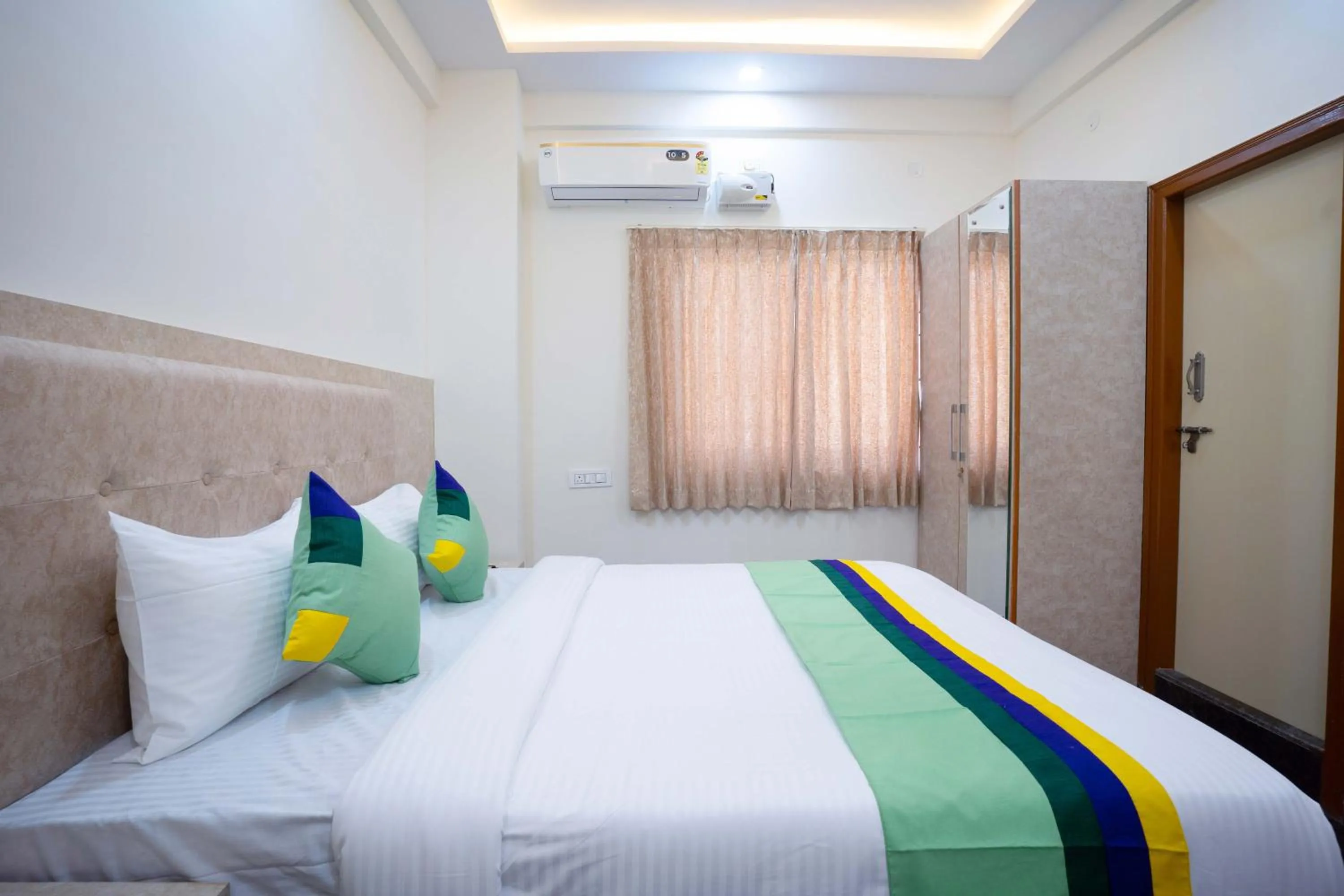Bedroom, Bed in Treebo Galaxy Kings Suites, Hebbal