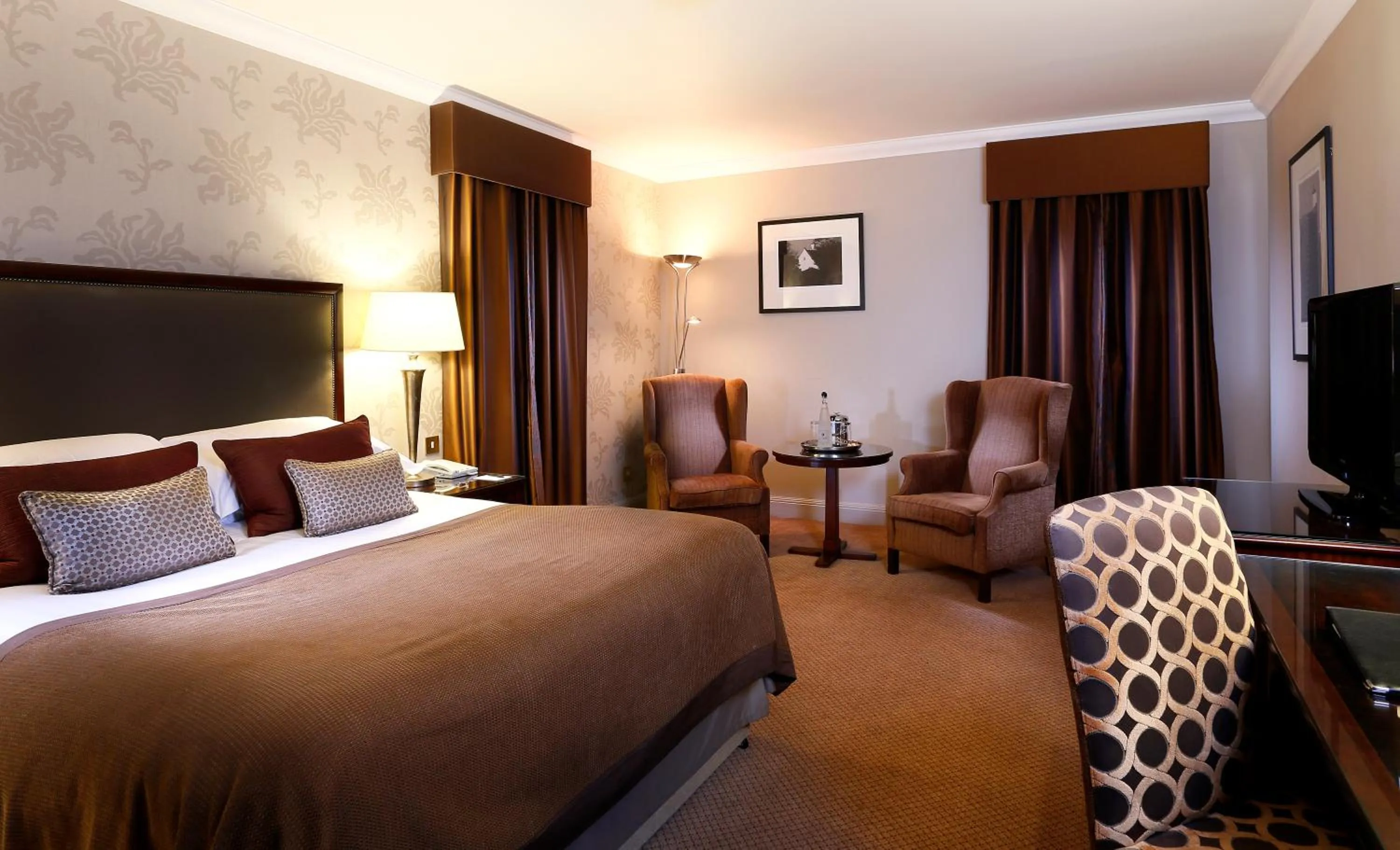 Photo of the whole room, Bed in Macdonald Houstoun House