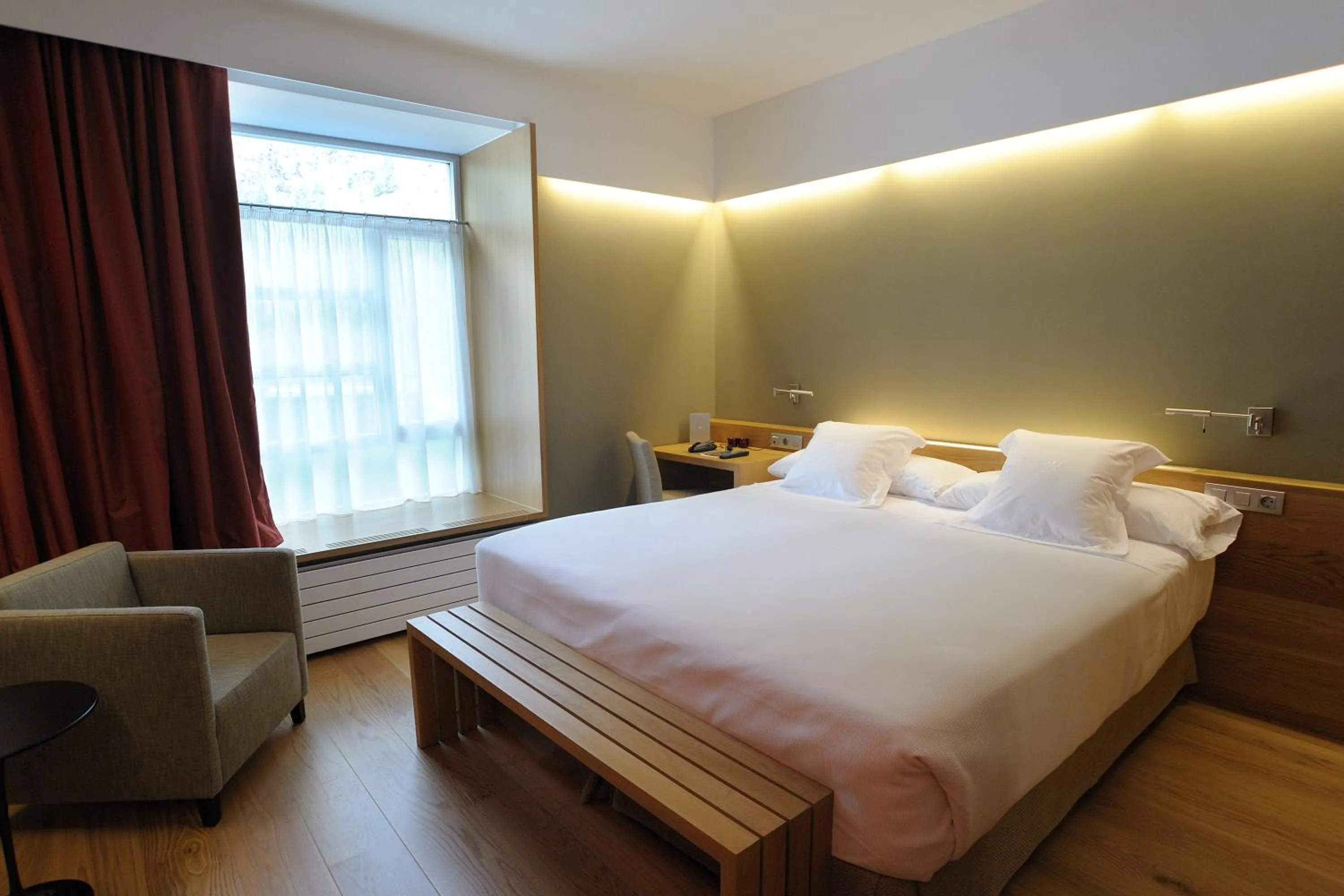 Photo of the whole room, Bed in Hotel Continental Balneario de Panticosa